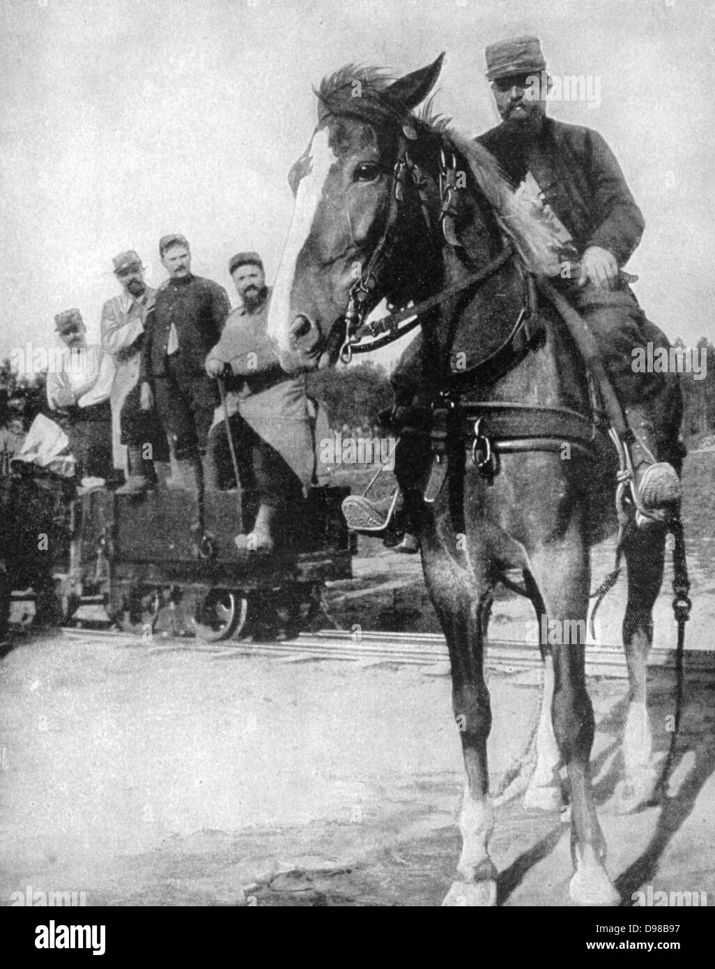 Der erste Weltkrieg 1914-1918: In Argonne Forest nord-Frankreich, ein Light Railway Track der Decauville vorgefertigte Teile installiert wurde. Wagon Trains Truppen mit Lebensmitteln versorgt wurden Pferdekutschen. Französisch, Militär, Armee, Verkehr Stockfoto