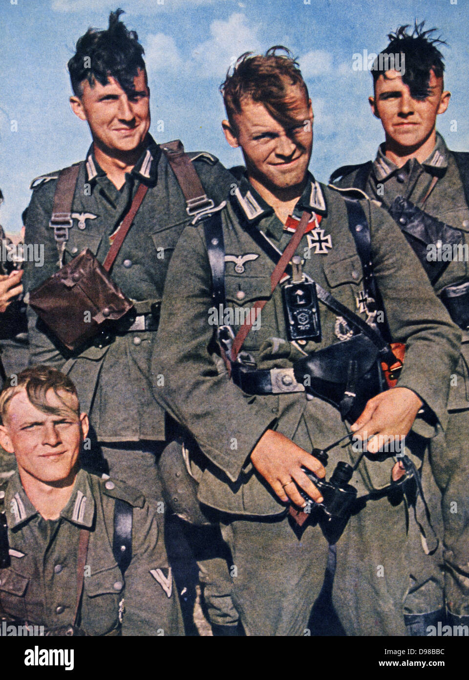 Des zweiten Weltkrieges 19391945 junge deutsche Grenadiere an einem windigen Tag. Mann im