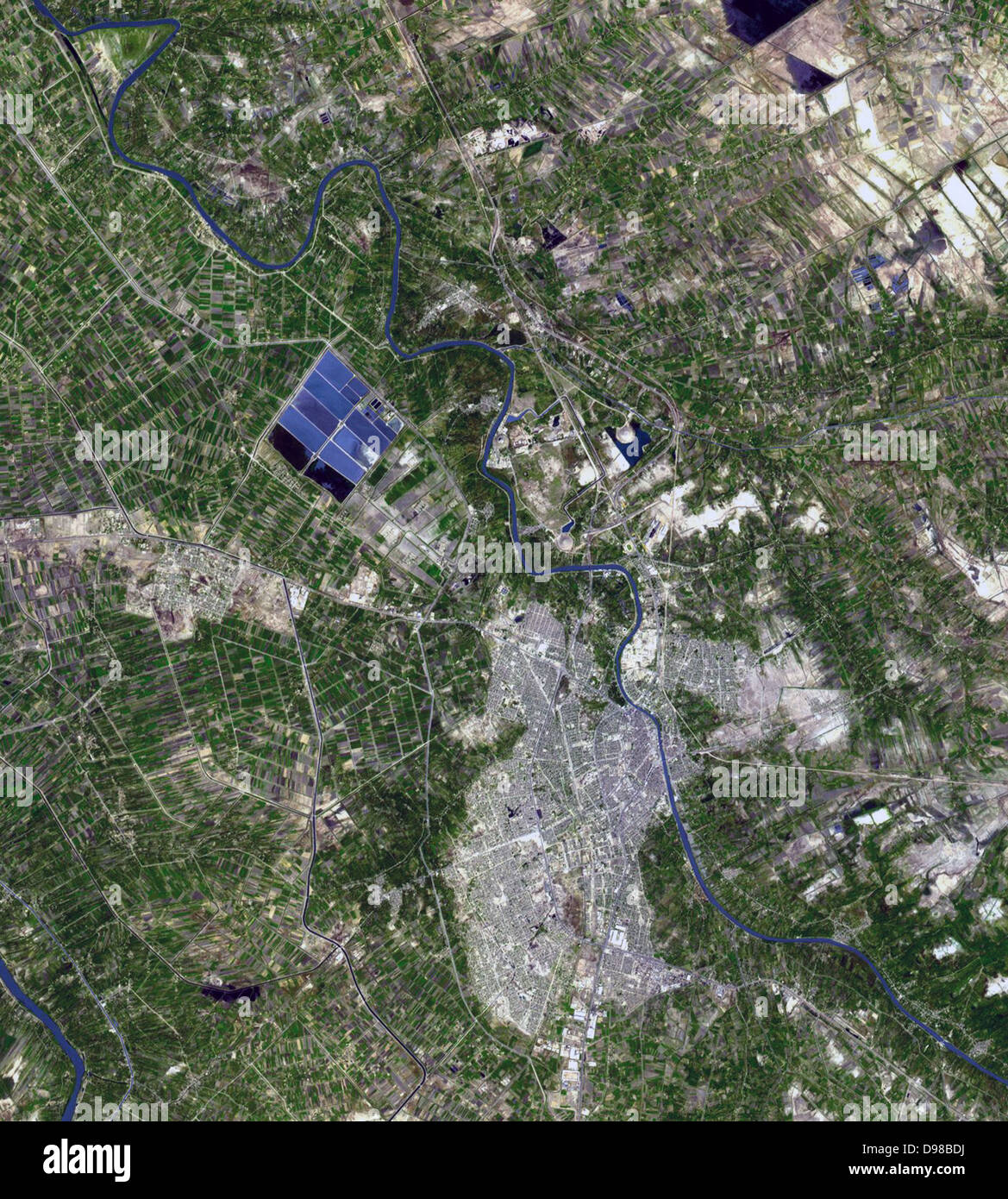 Nördlich der heutigen Stadt Al Hillal, Irak, in der fruchtbaren Ebene zwischen dem Euphrat und Tigris Flüssen, ist der Standort, der legendären Stadt Babylon. Sobald ein Stadtstaat im alten Mesopotamien und die Hauptstadt des 2. Jahrtausends v. Chr. Königreich Babylonien, Alles, was bleibt, ist ein Damm gebrochen Schlamm - Backsteinbauten und Ablagerungen. Es wird geschätzt, dass Babylon war die größte Stadt der Welt. 1700 v. Chr.. Um 600 v. Chr. war die Stadt eines der Wunder der alten Welt, berühmt für die Hängenden Gärten. Das Bild deckt 21 bis 23 km, wurde am 20. Oktober 200 erworben Stockfoto