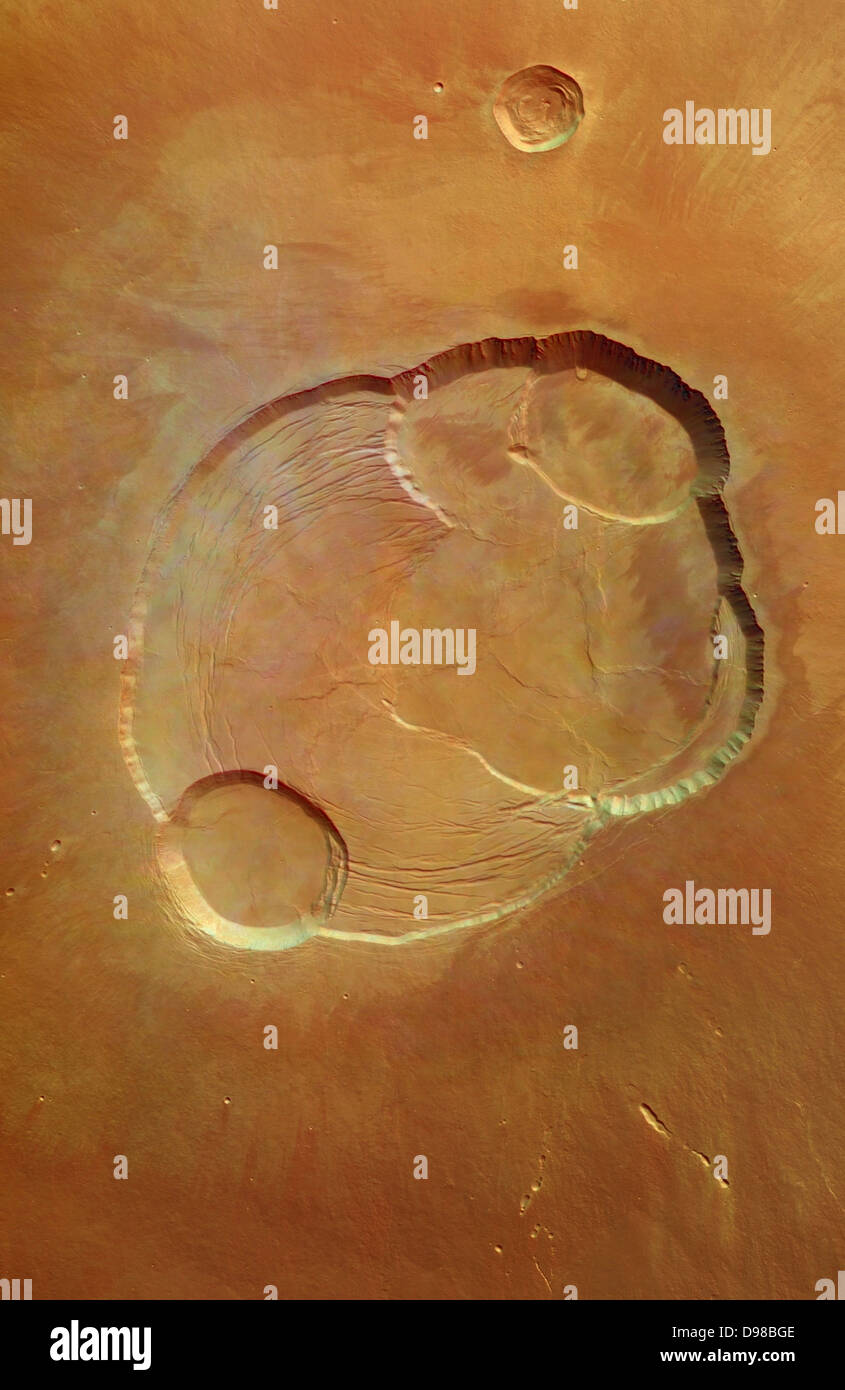 Aus der Umlaufbahn des Mars, Mars Express, die Kameras schaute unten auf der größte Vulkan im Sonnensystem. Das Ergebnis war dieser Aufwand auf die Caldera oder gipfelkrater Region des Olympus Mons. Olympus Mons erhebt sich 21 Kilometer über die umliegende Ebene oder auf ungefähr 3 Mal die Höhe des Mt. Everest. Stockfoto