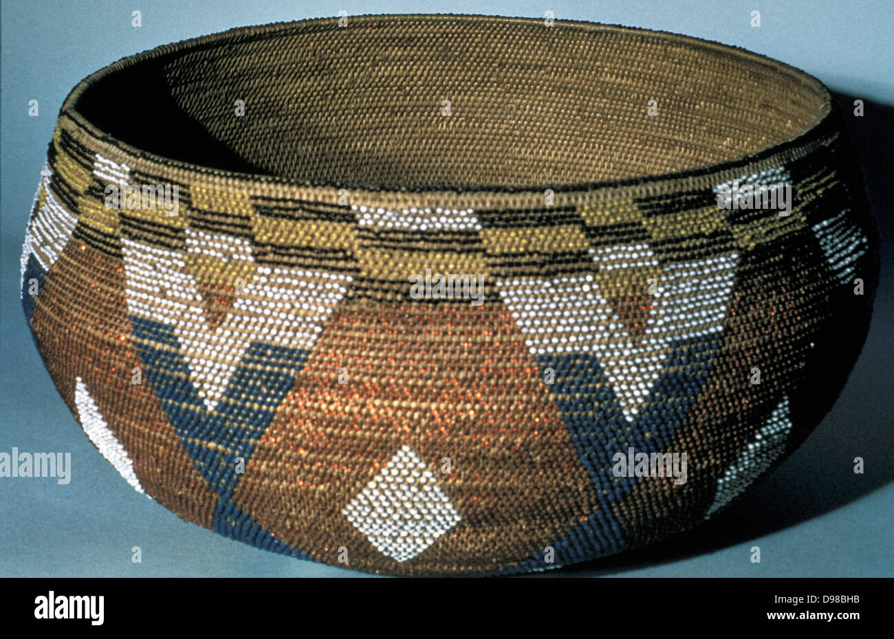 North American Indian Artefakt: zeremoniellen Korb. Wappo, Kalifornien. Stockfoto