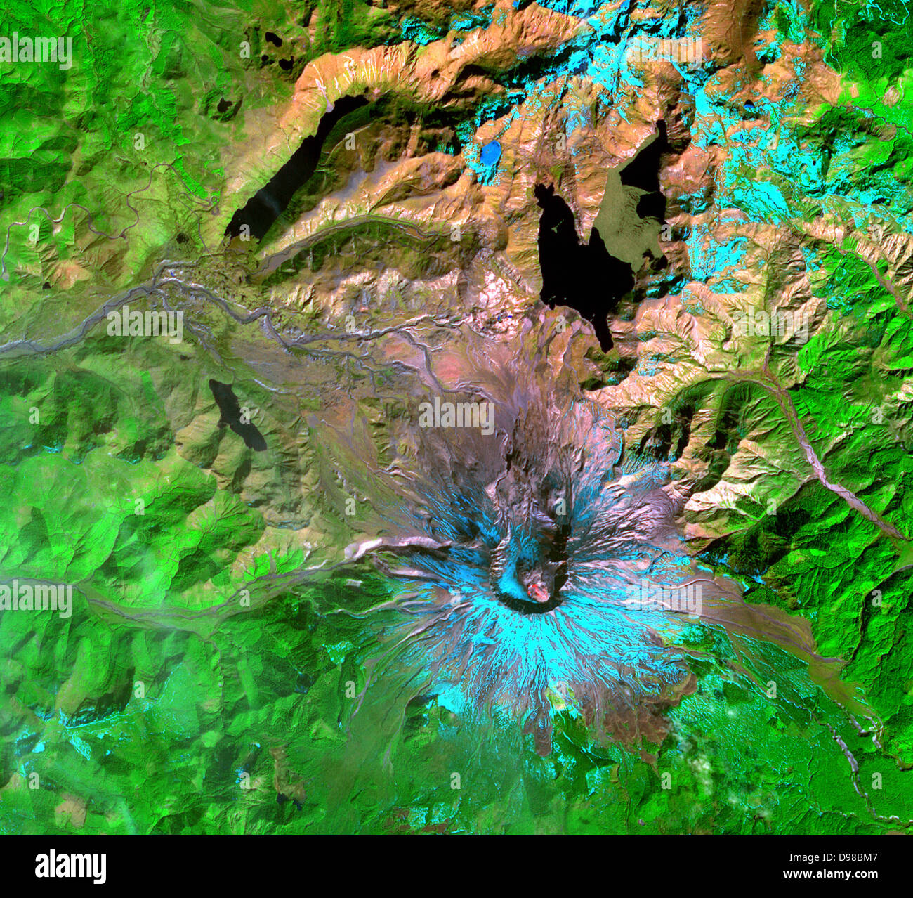 Dieses Advanced Space borne Thermische Emission und Reflexion Radiometer (ASTER) Bild des Mount St. Helens wurde eine Woche nach dem 8. März 2005, Asche und Dampf Eruption, die letzte Aktivität, da der Vulkan Wiedererwachen im September 2004 aufgenommen. Die neue Lava Dome im südöstlichen Teil des Kraters ist deutlich sichtbar, durch rote Bereiche, in denen ASTER Infrarot tv Hot Spots von glühender Lava erkannt hervorgehoben Stockfoto