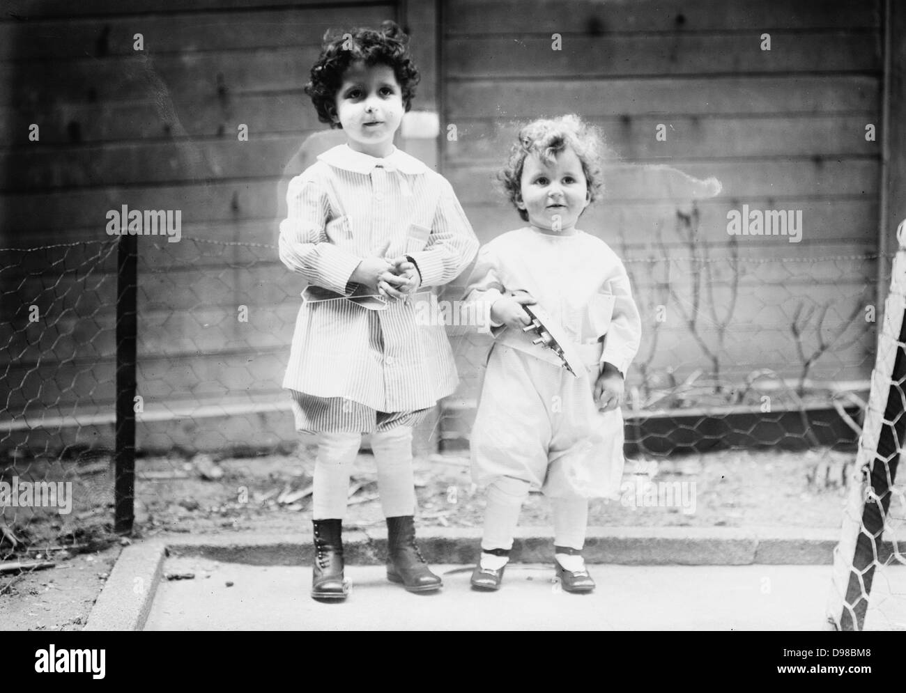 Louis & Lola? - Von der Titanic Creator (s): Bain Aktuelles Service, Verlag. Datum erstellt/veröffentlicht [1912, April] Medium: 1 Negativ: Glas; 5 x 7 in. oder kleiner. Zusammenfassung: Foto genommen, bevor die "Waisen der Titanic wurden korrekt erkannt und zu ihrer Mutter zurück. Die jungen französischen Brüder Michel (4 Jahre) und Edmond Navratil (Alter 2). An Bord des Schiffes, der Vater der Name Louis Hoffman angenommen und ihre Spitznamen verwendet, Lolo und Mamon. Ihr Vater ist gestorben in der Katastrophe der RMS Titanic, Die einem Eisberg im April 1912 getroffen und sank, töteten mehr als 1.500 Menschen. Stockfoto