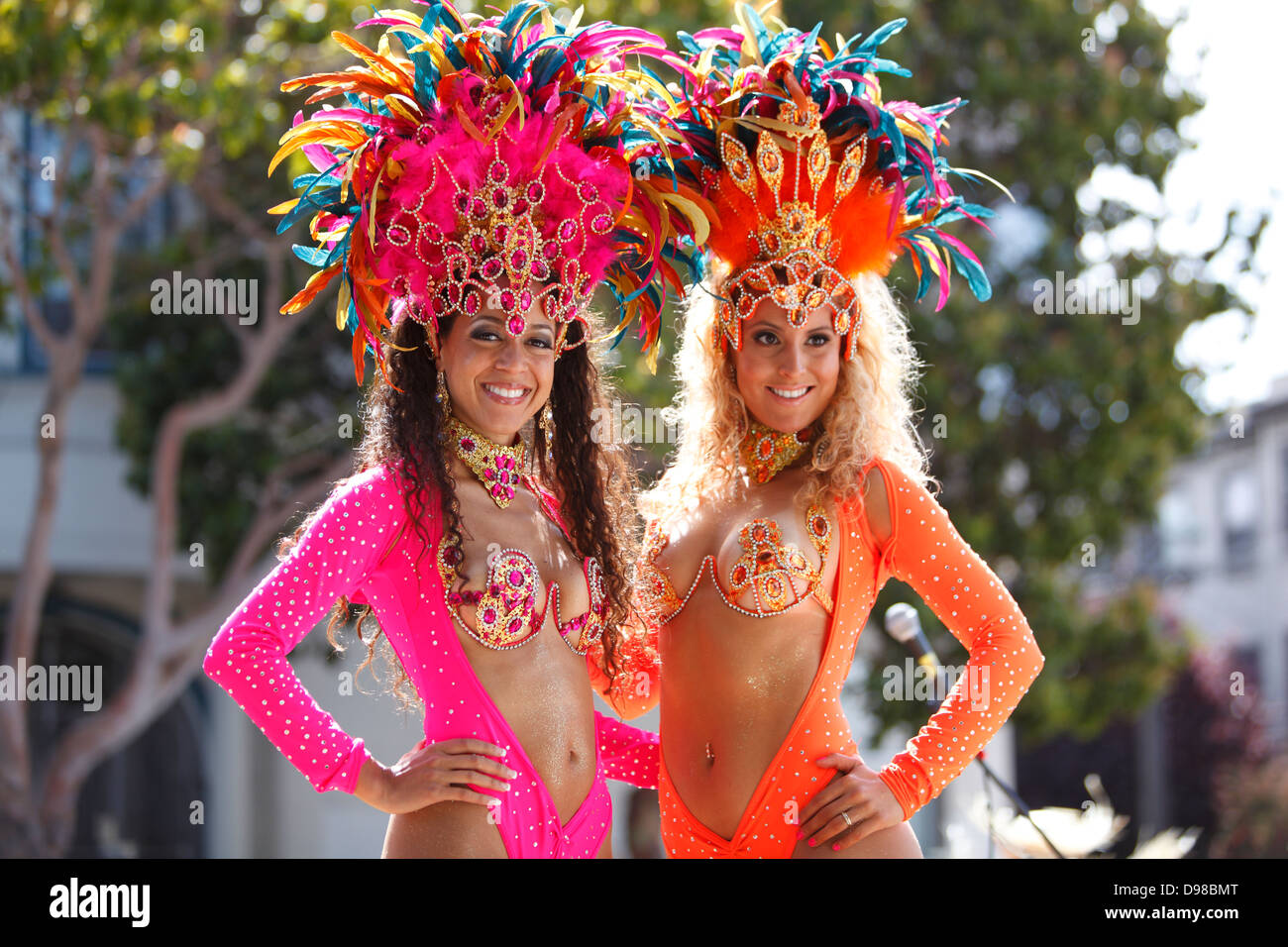 Bunte, hübsche Tänzerinnen mit Kopfschmuck während Carnaval in Misssion Bezirk, San Francisco, Kalifornien, USA. Stockfoto