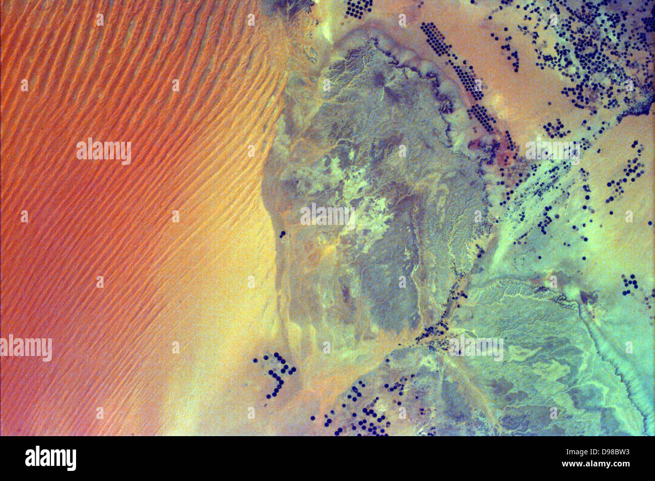 Dieses Bild zeigt Pivot Bewässerung in der Nähe der Stadt von als Sulayyil (Sulayel), Saudi Arabien. Der Rand der Rub' al-Khali oder leer Stockfoto