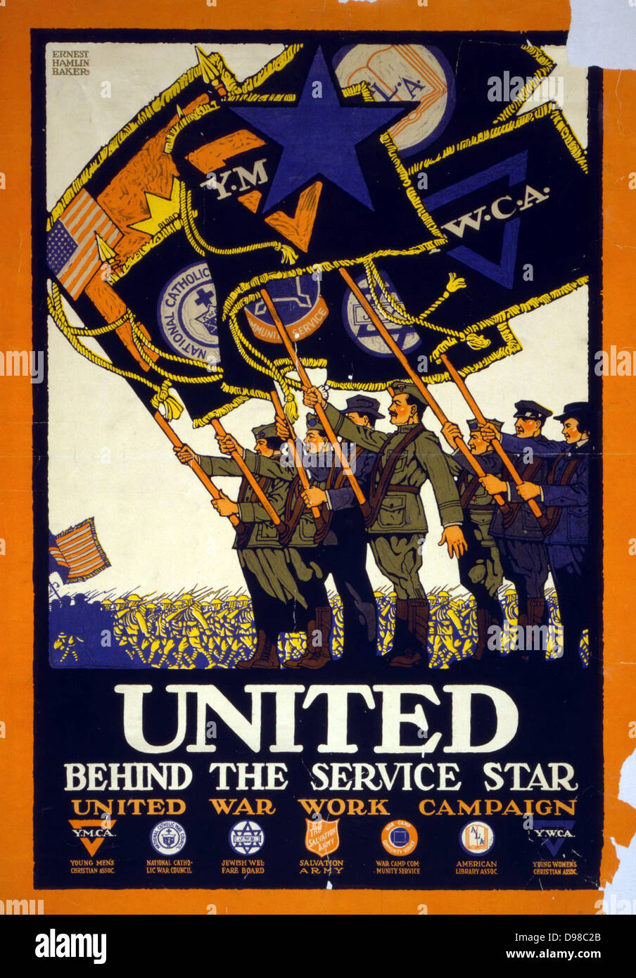 Hinter dem Service star United, United Krieg Arbeit Kampagne. Baker, Ernest Hamlin, 1889-1975, Künstler. Veröffentlicht: 1918 Zusammenfassung: Poster, Fahnen der verschiedenen Service Organisationen an einer militärischen Parade fliegen. Stockfoto