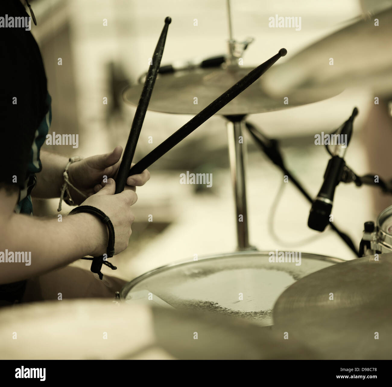 Detail von einem Schlagzeuger auf dem Rock-Konzert, selektiven Fokus auf Händen Stockfoto