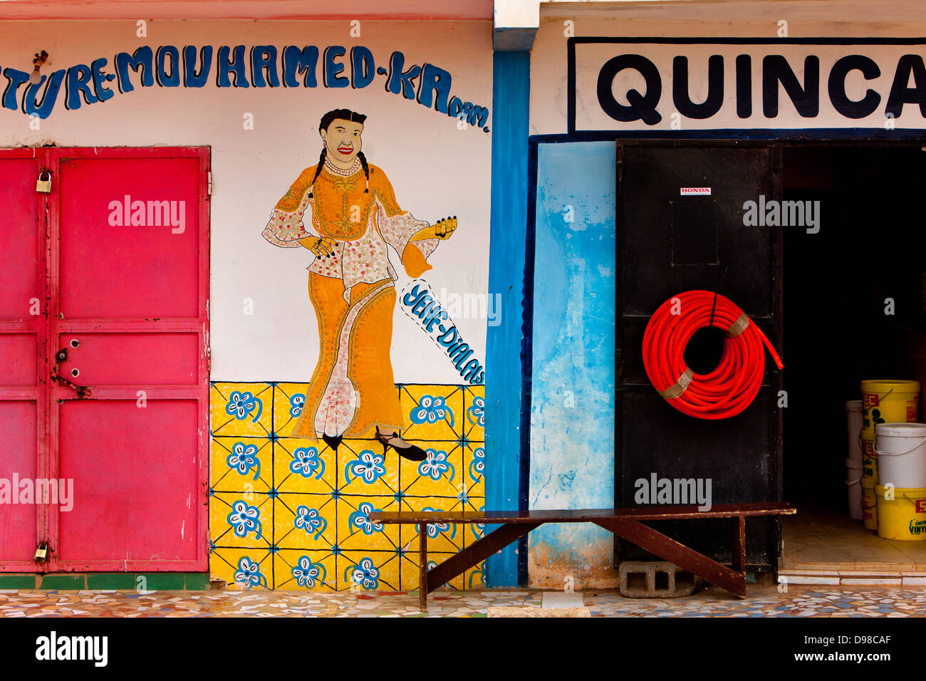 Senegal "Toubab Dialaw" shop Stockfoto