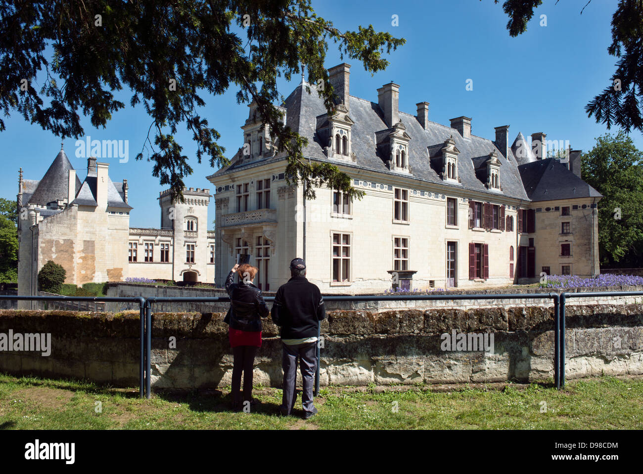 Ein paar Touristen anzeigen Château de Brézé in der Loire Vally, Frankreich Stockfoto