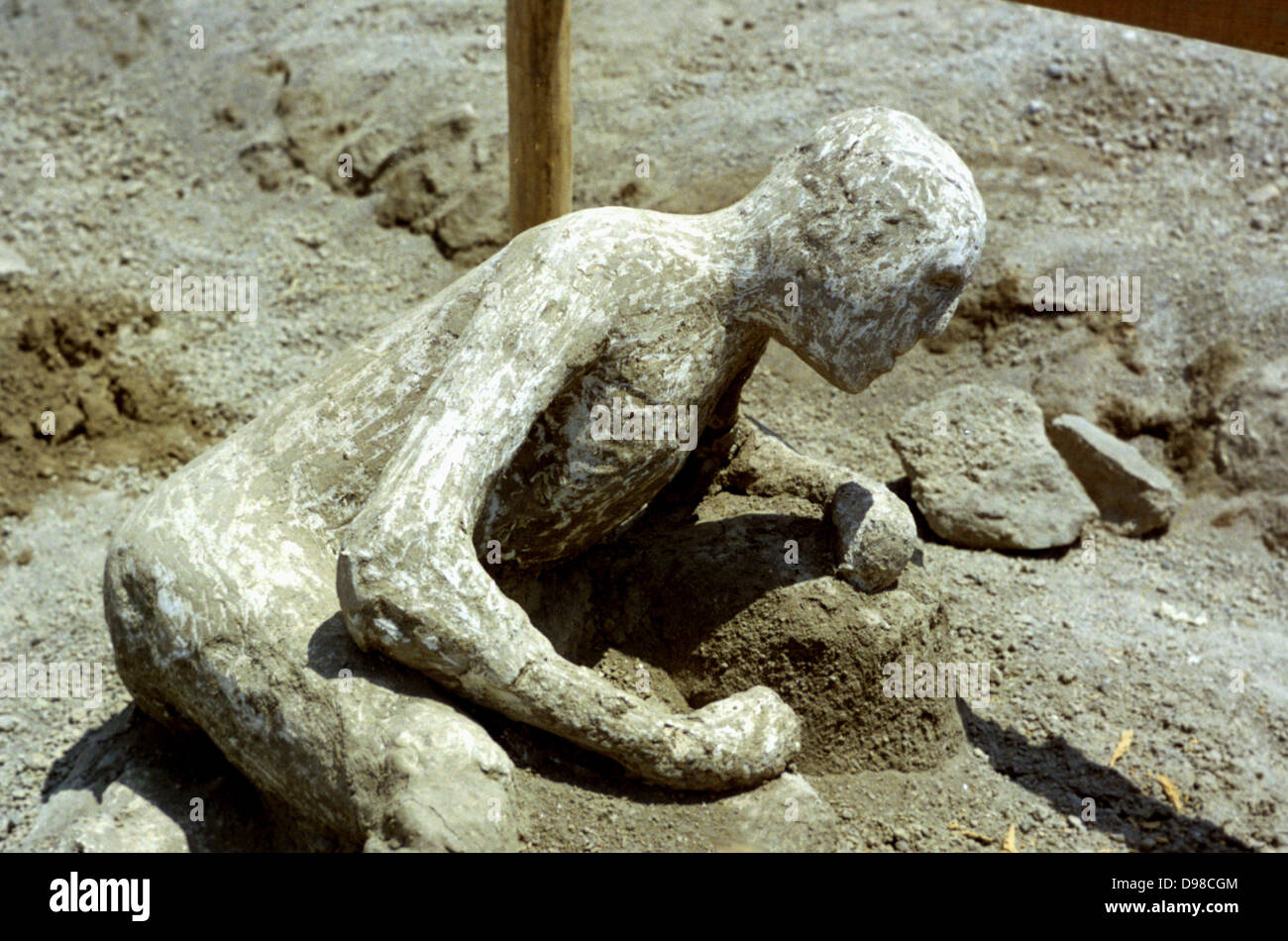Ausgrabungen in Pompeji: versteinerte Gestalt eines Mannes in Pompeji beim Ausbruch des Vesuvs im Jahr 79 n. Chr. zu überwinden. Stockfoto