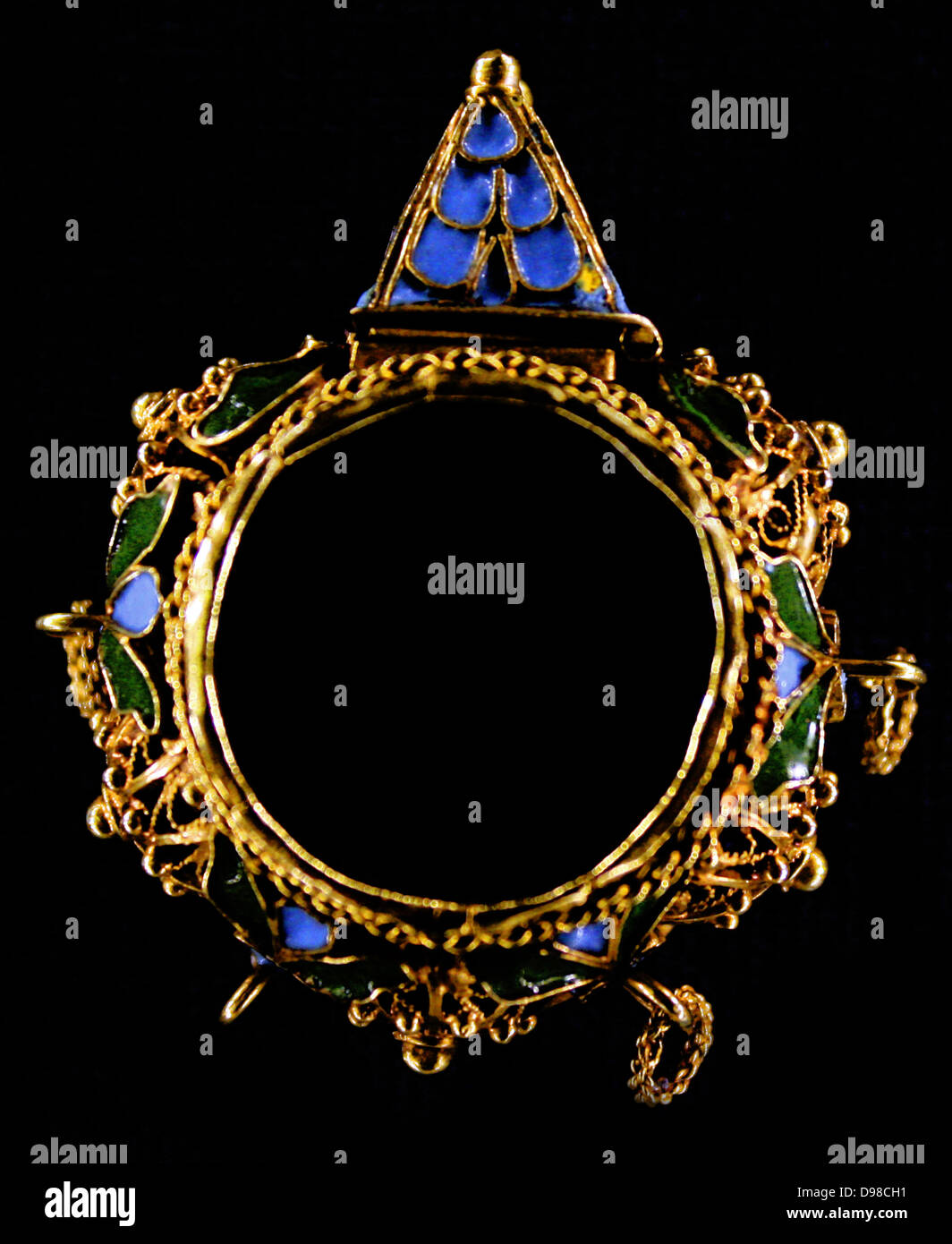 Goldring, die Lünette eingestellt mit einem Kristall graviert mit einem Schild der Arme öffnen über ein Scharnier mit einem Kompass und Zifferblatt.  Gold Stockfoto