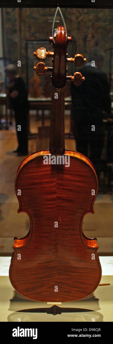 Messias. Diese Geige stammt aus dem Stradivari der 'Goldenen Zeit' von ca. 1700-1720. Er war damals auf der Höhe seiner Kräfte und hatten eine ideale Größe und Form für die Herstellung von Instrumenten entwickelt. Diese Geige verdankt seinen Ruhm vor allem durch ihr frisches Aussehen. Weil es meist durch Sammler und nicht durch professionelle Spieler besessen wurde, es war nicht auf den Verschleiß ausgesetzt und häufiger spielen. Stockfoto