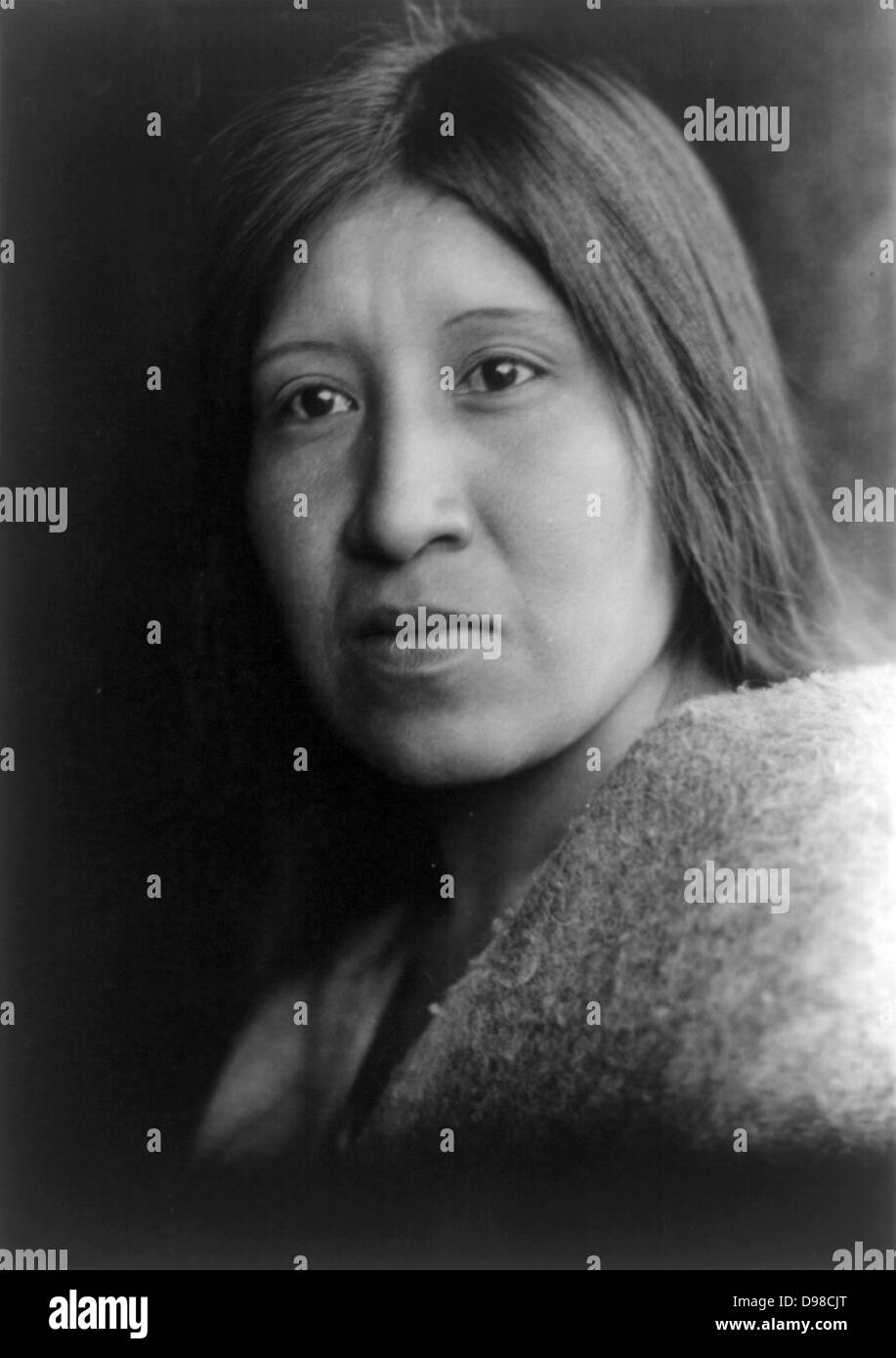 Kopf und Schultern Porträt von Native Amerivan Frau, c1924. Foto von Edward Curtis (1868 – 1952). Stockfoto