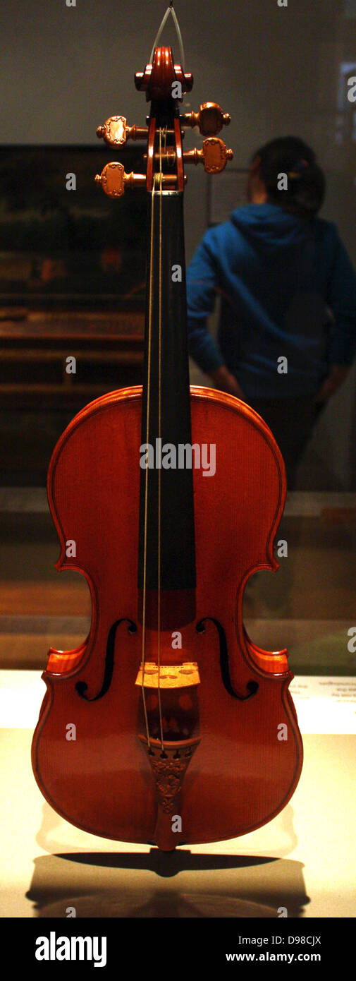 Messias. Diese Geige stammt aus dem Stradivari der 'Goldenen Zeit' von ca. 1700-1720. Er war damals auf der Höhe seiner Kräfte und hatten eine ideale Größe und Form für die Herstellung von Instrumenten entwickelt. Diese Geige verdankt seinen Ruhm vor allem durch ihr frisches Aussehen. Weil es meist durch Sammler und nicht durch professionelle Spieler besessen wurde, es war nicht auf den Verschleiß ausgesetzt und häufiger spielen. Stockfoto