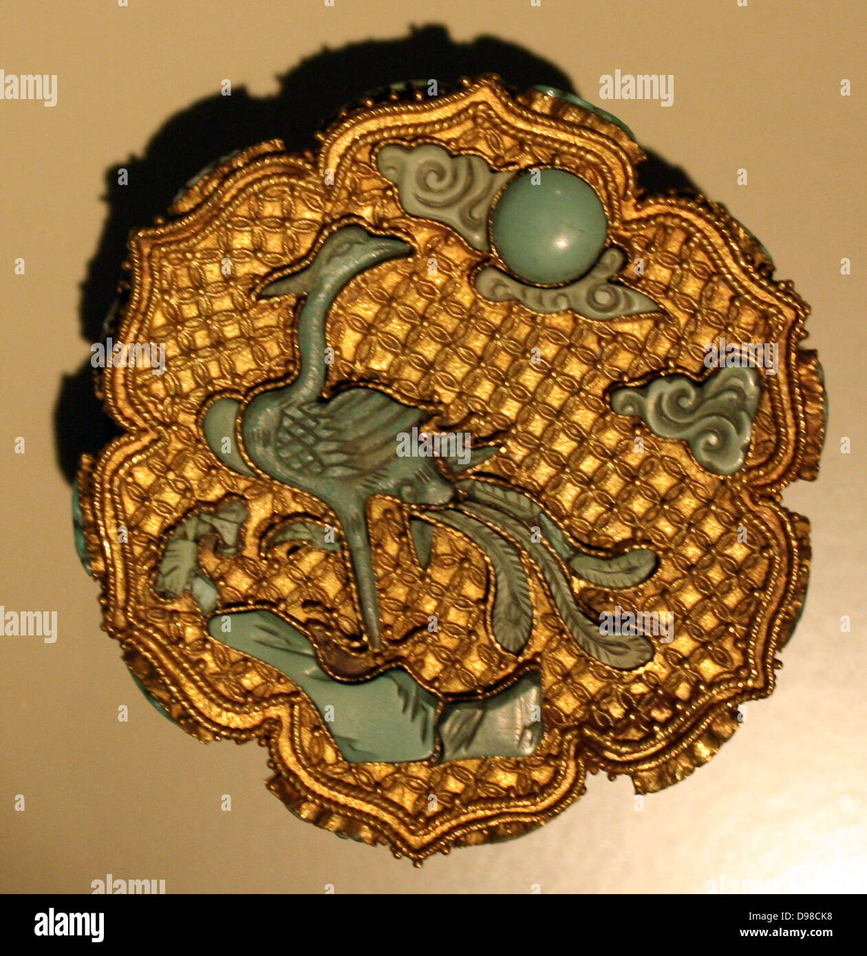 Gold Box mit Phoenix und Embleme von acht Taoistischen Unsterblichen. China, 18. Jahrhundert (1701 - 1800) Gold filigrane, eingefügten mit Türkisen Stockfoto