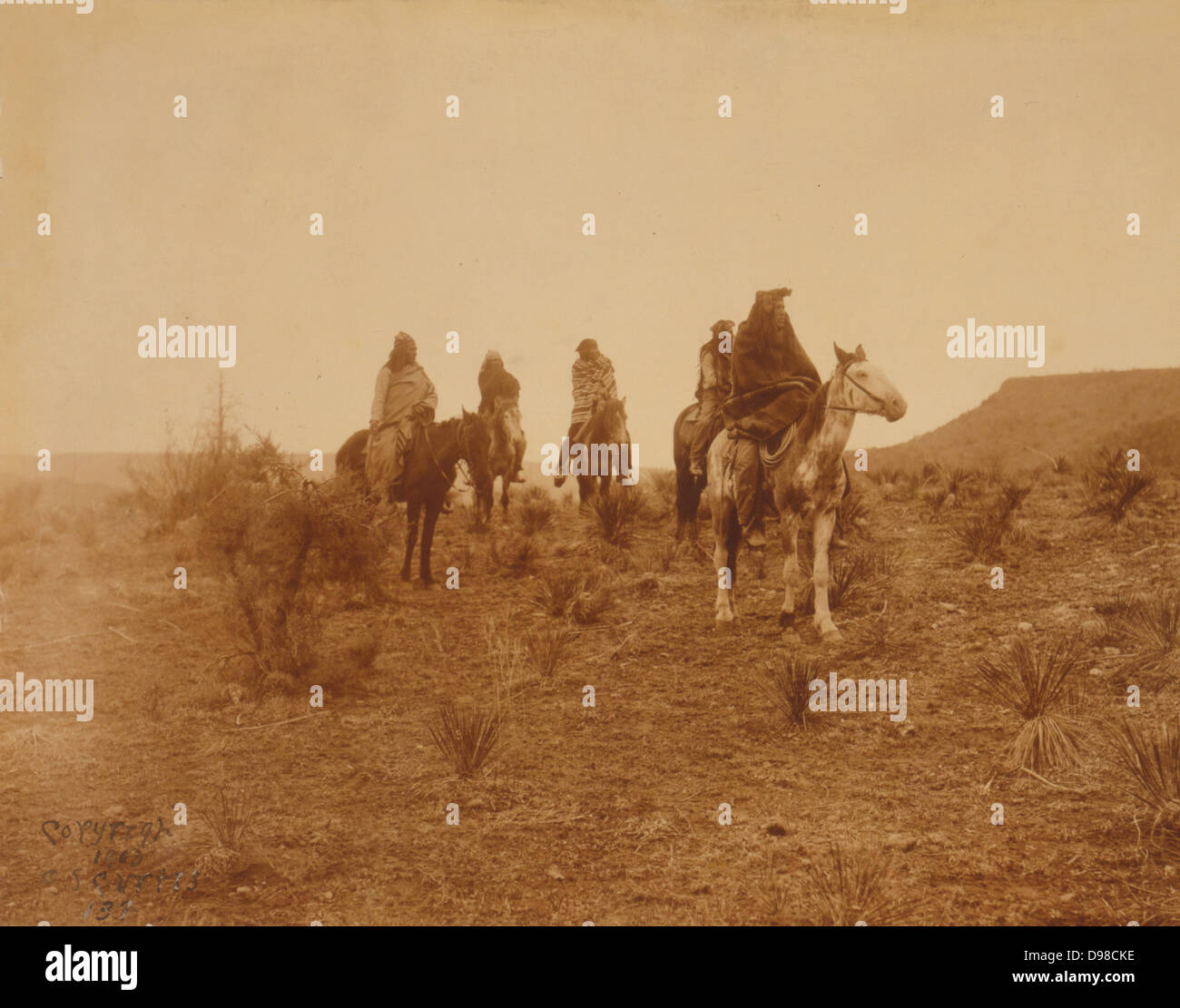 Fünf Indianer zu Pferd in der Wüste c1903. Foto von Edward Curtis (1868 – 1952). Stockfoto