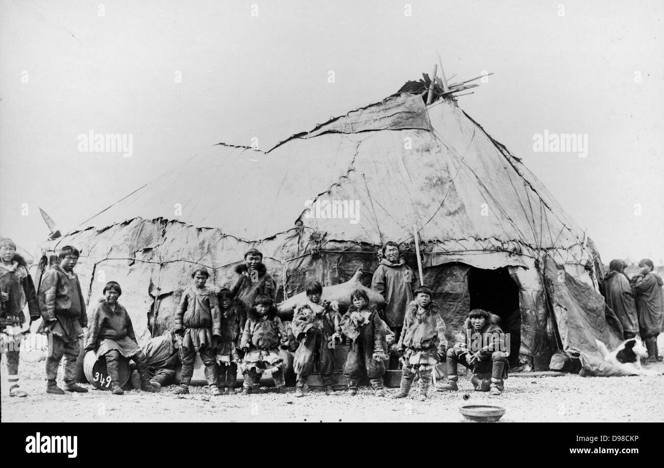 Native American Männer und Kinder stehen vor einem großen Zelt Struktur; Frauen stehen an der Seite, 1898. Photogaph von Dr. Samuel J. Call (1858-1909) Stockfoto