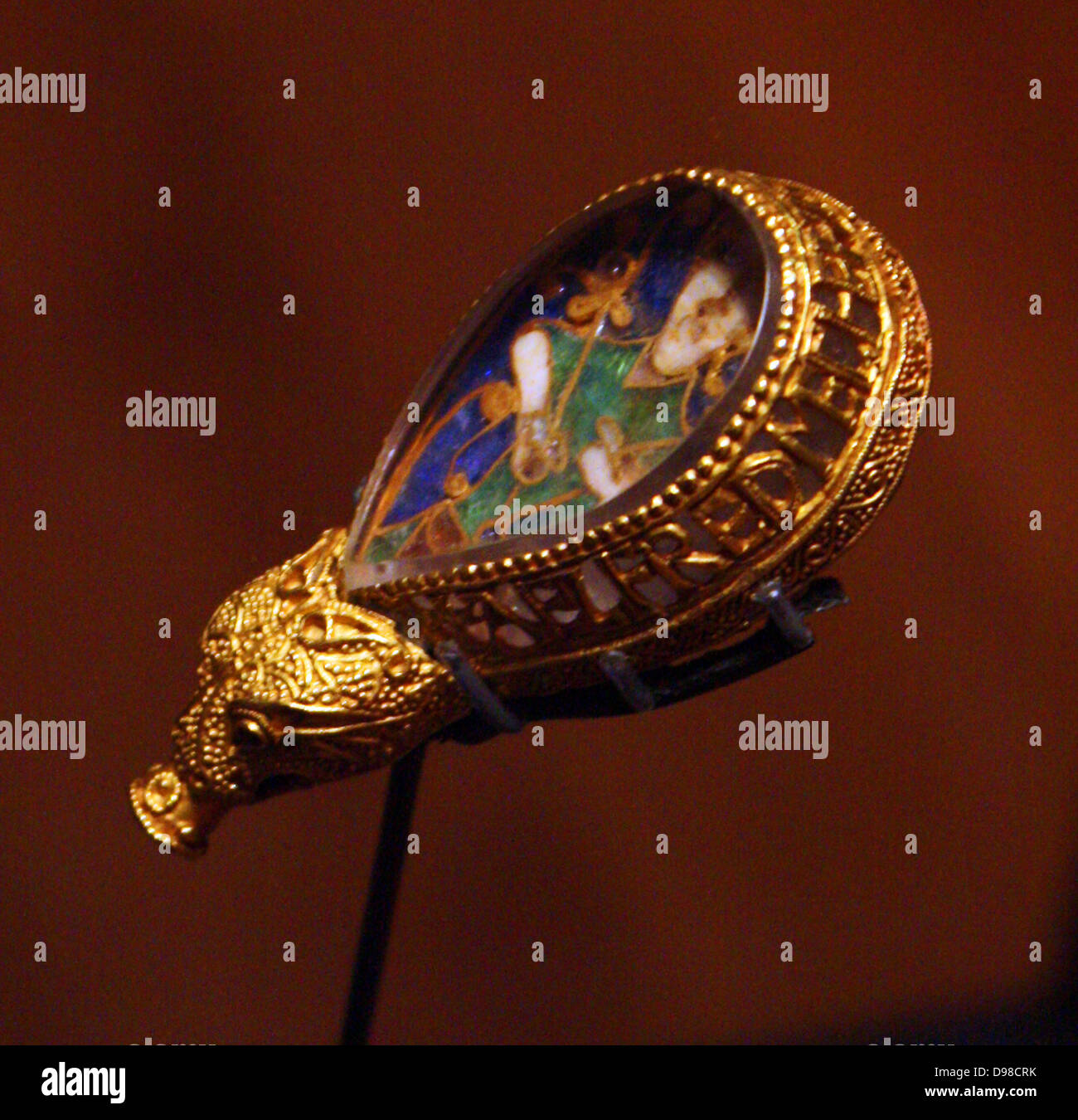 Die Alfred Juwel ist wahrscheinlich die berühmteste archäologische Objekt in England. Es besteht aus einem Stück Cloisonne Emaille zeigt eine menschliche Figur, obwohl eine Darstellung der Sehsinn. Der Zahnschmelz wird durch einen polierten Stück Bergkristall abgedeckt und in einem goldenen Rahmen, in der ein Tier Kopf beendet. Stockfoto