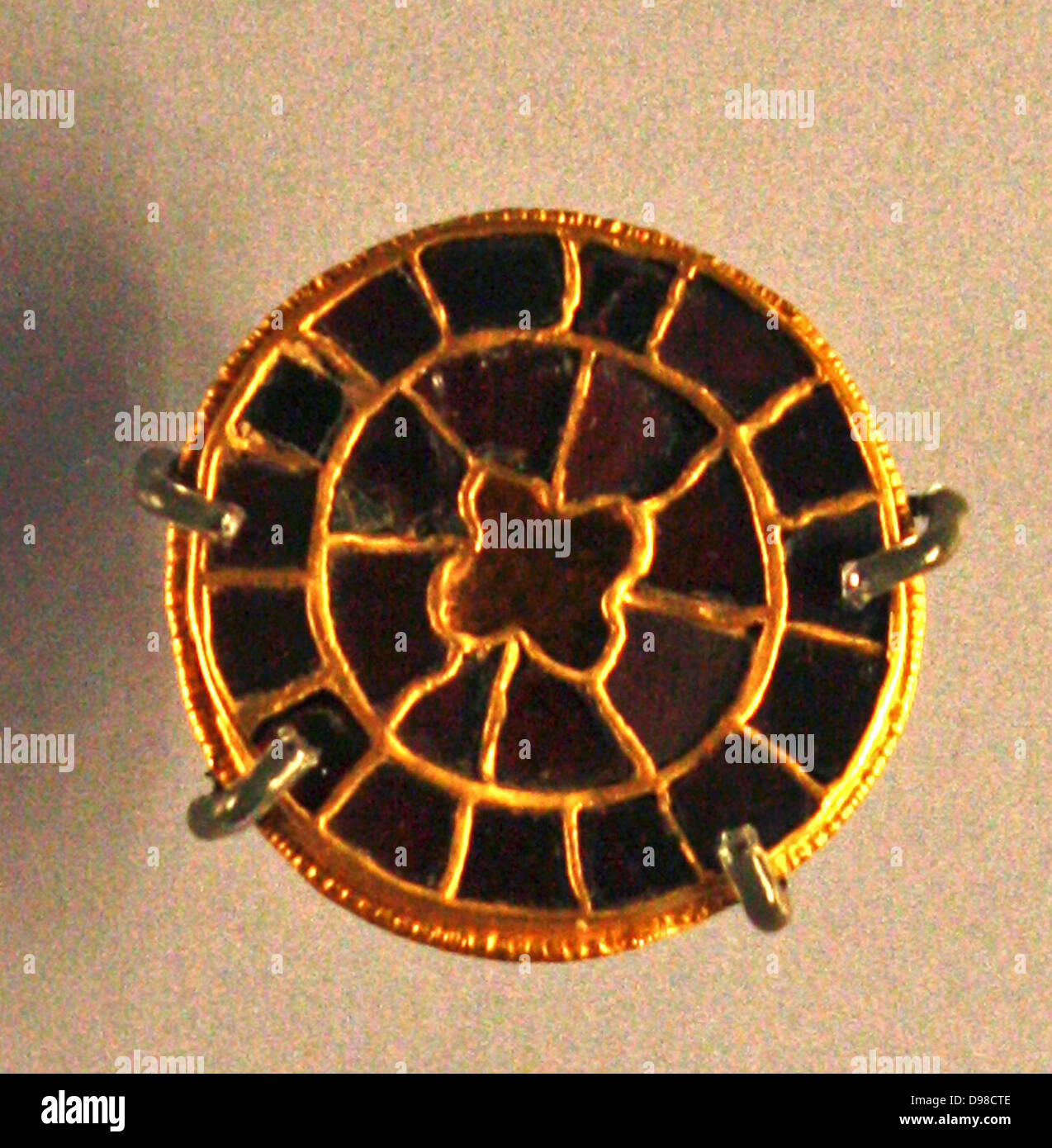 Disc-Broschen, Silber, Gold und Granat. 550-600, Frankreich. Stockfoto