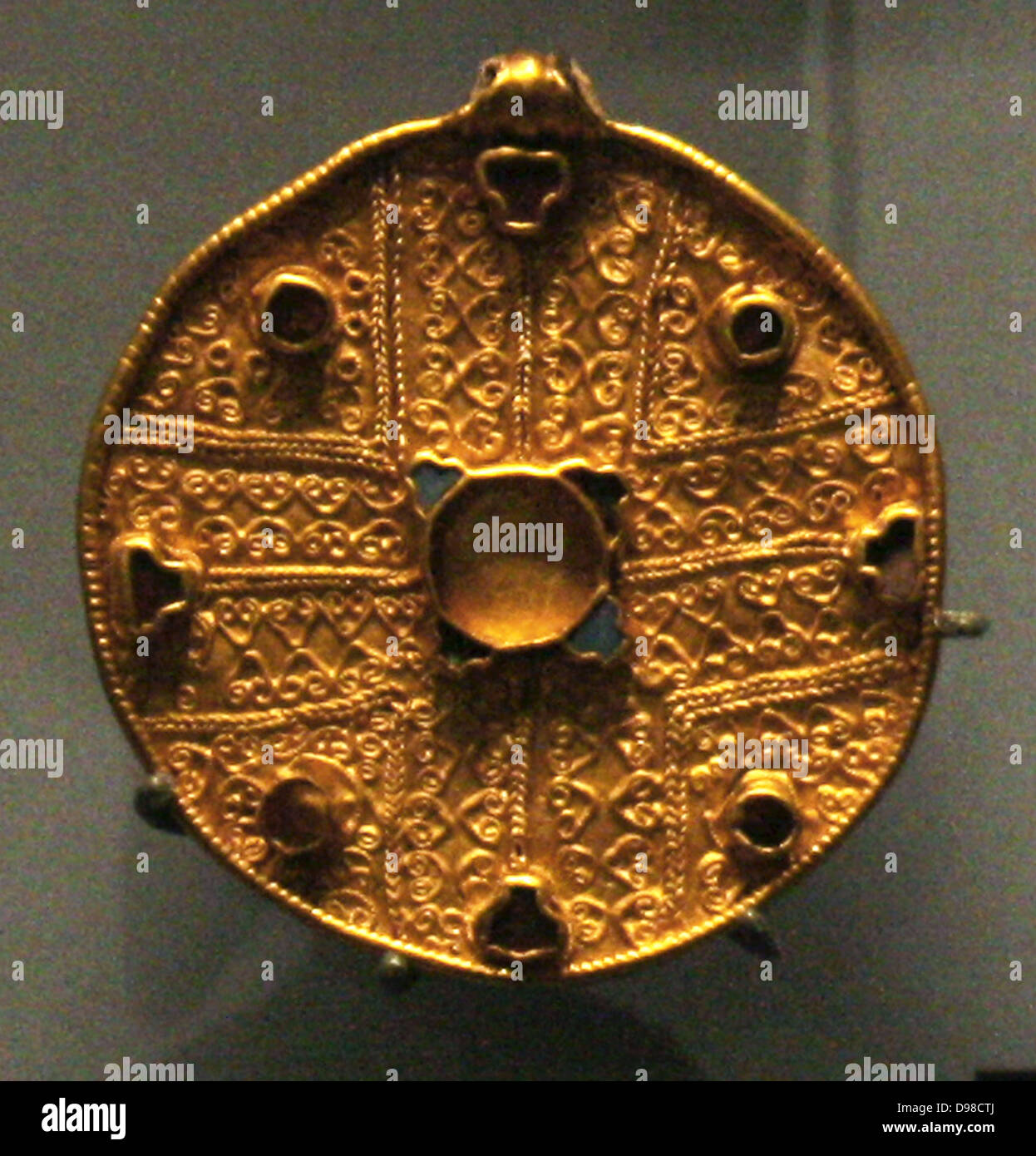 Jeweled Disc-Anhänger und Brakteat, gold, Glas und Granat. 550-650, Faversham, Kent. Stockfoto