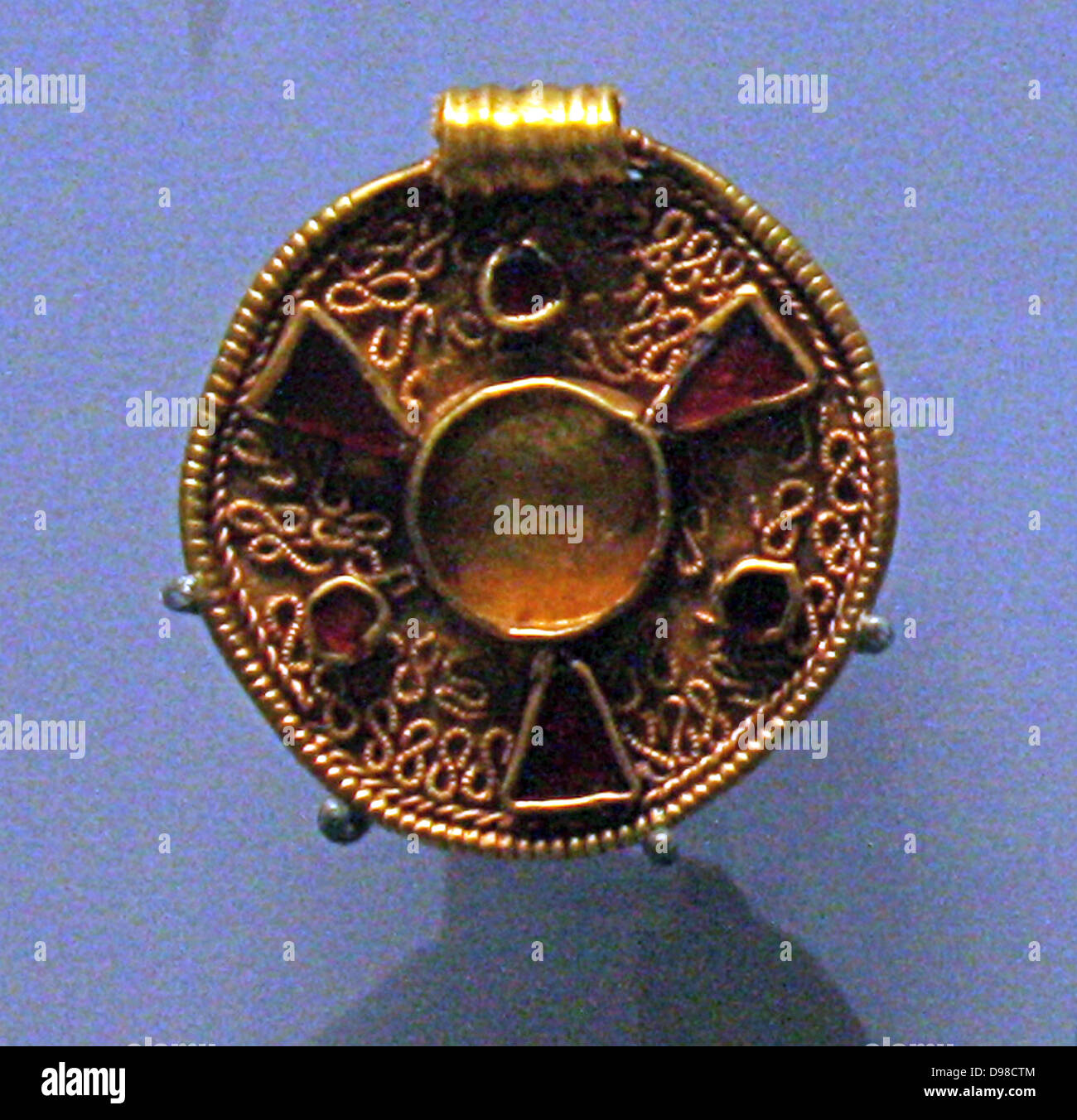 Jeweled Disc-Anhänger und Brakteat, gold, Glas und Granat. 550-650, Faversham, Kent. Stockfoto