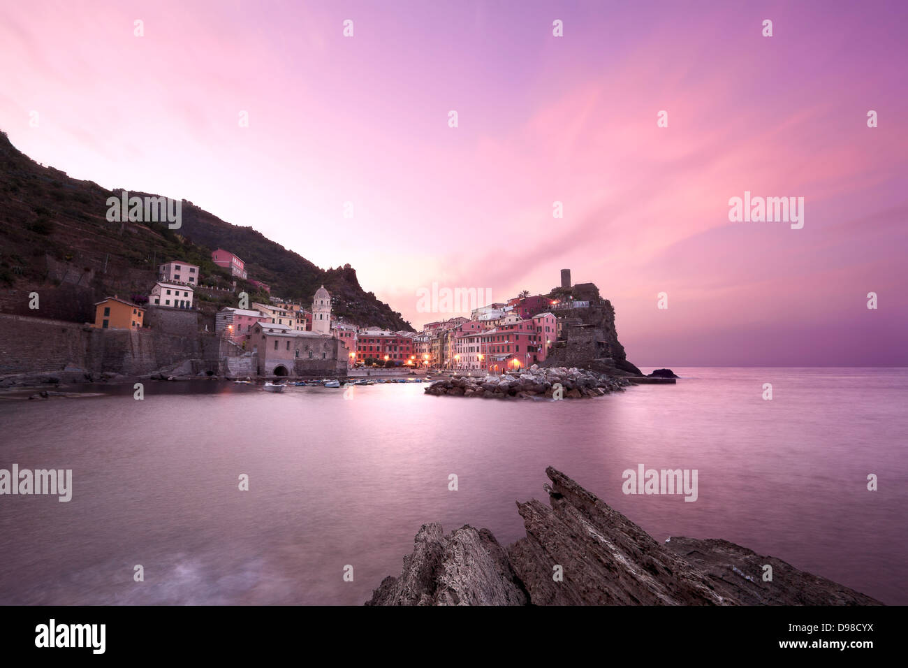 Schöne Vernazza, Cinque Terre, Italien in der Morgendämmerung. Stockfoto