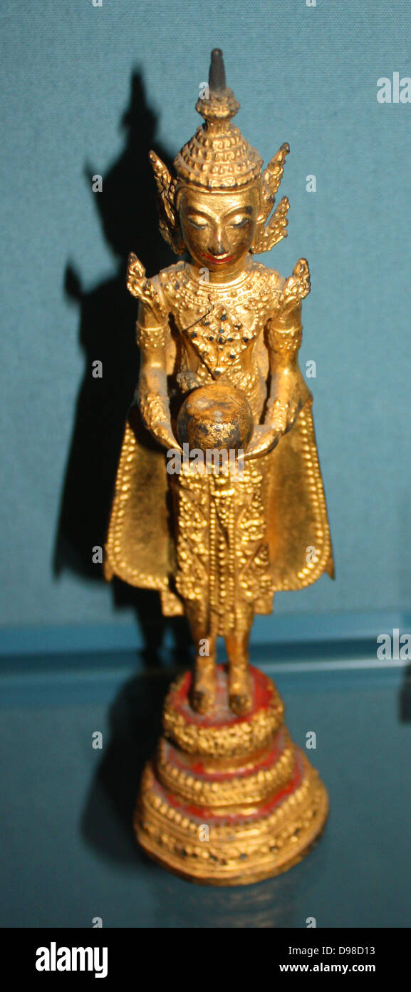 Gekrönten Buddha mit Almosenschale, vergoldete Bronze, Bangkok, Thailand, ca. 1850. Stockfoto