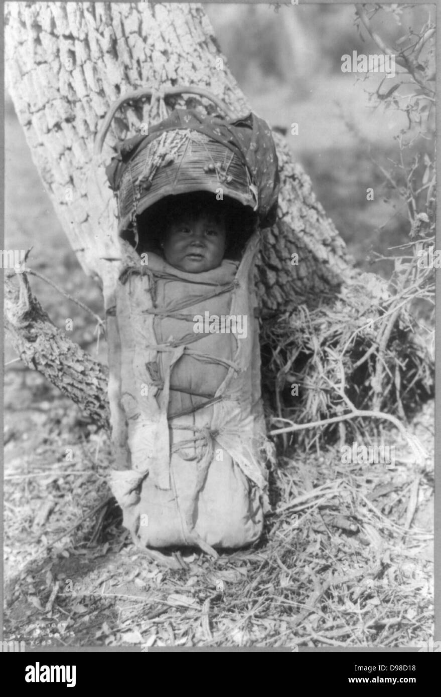 Apache-Baby Carrier, 1923. Stockfoto