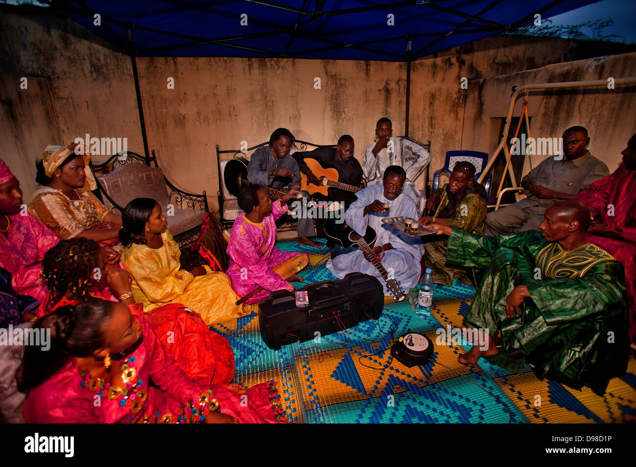 Babba Maal und seine Musiker in einer Abendgesellschaft zu Ehren seiner Freunde in seinem Haus in der Nähe von Dialaw, Senegal, Afrika Stockfoto