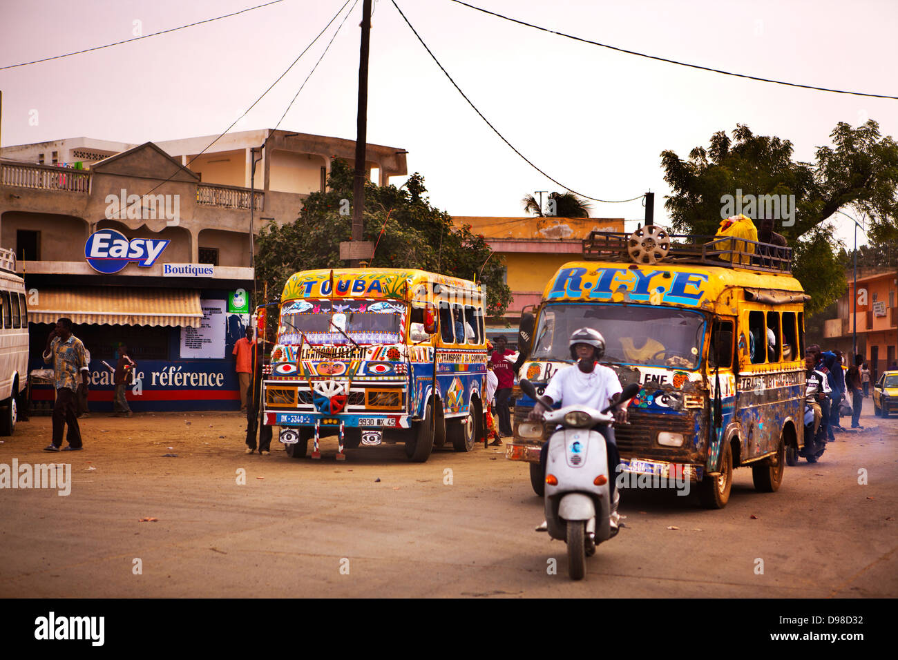 Busse, Pikin Nachbarschaft, Dakar, Senegal Stockfoto