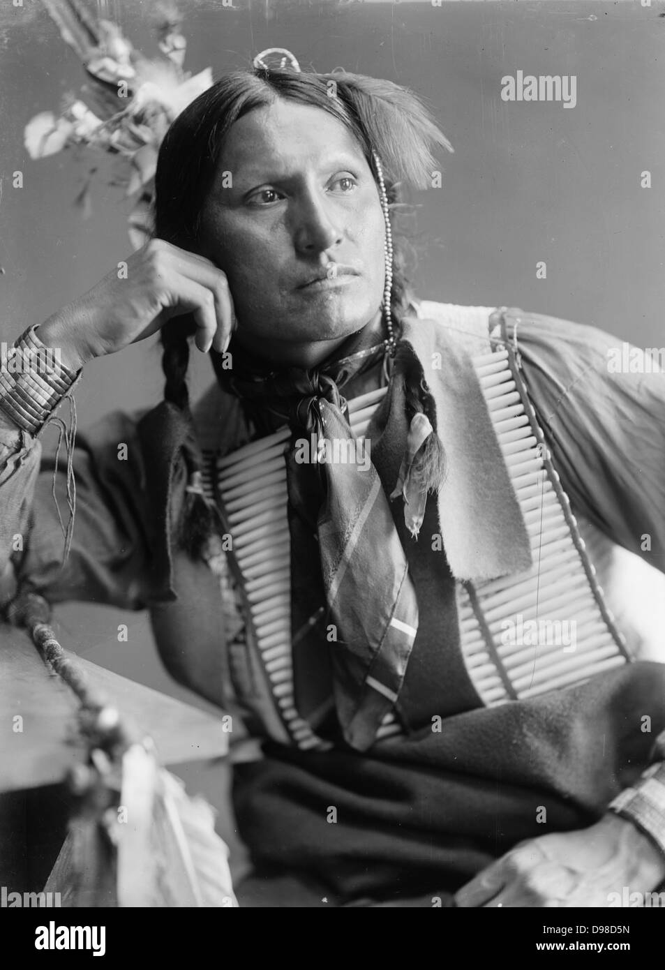 Samuel American Horse, Indianer, wahrscheinlich ein Mitglied von Buffalo Bill's Wild West Show. Fotografische Brustbild nach vorne tragen native Dress, c 1900. Stockfoto