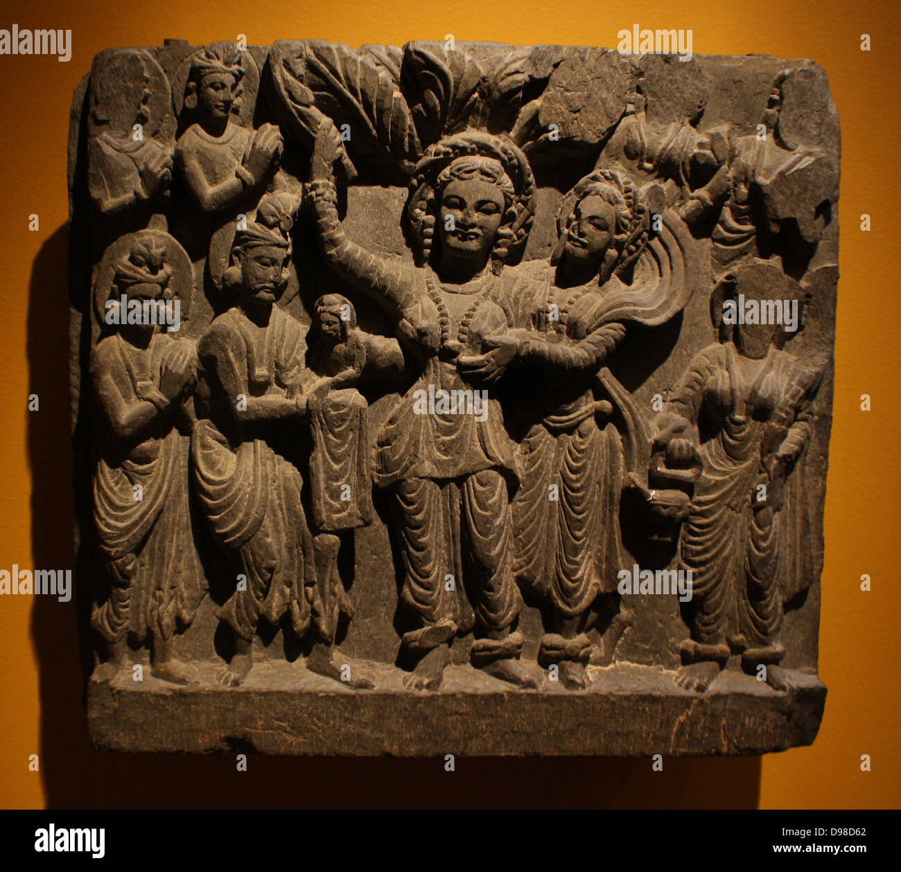 Geburt des Buddha. Gandhara, über AD200. Schiefer. In einem Hain, Queen Maya gebiert Prinz Siddhartha Cautama, der zukünftige Buddha, von ihrer rechten Seite. Das Kind wird von der Gott Indra erhalten, während andere Gottheiten in Anwesenheit stehen. Stockfoto
