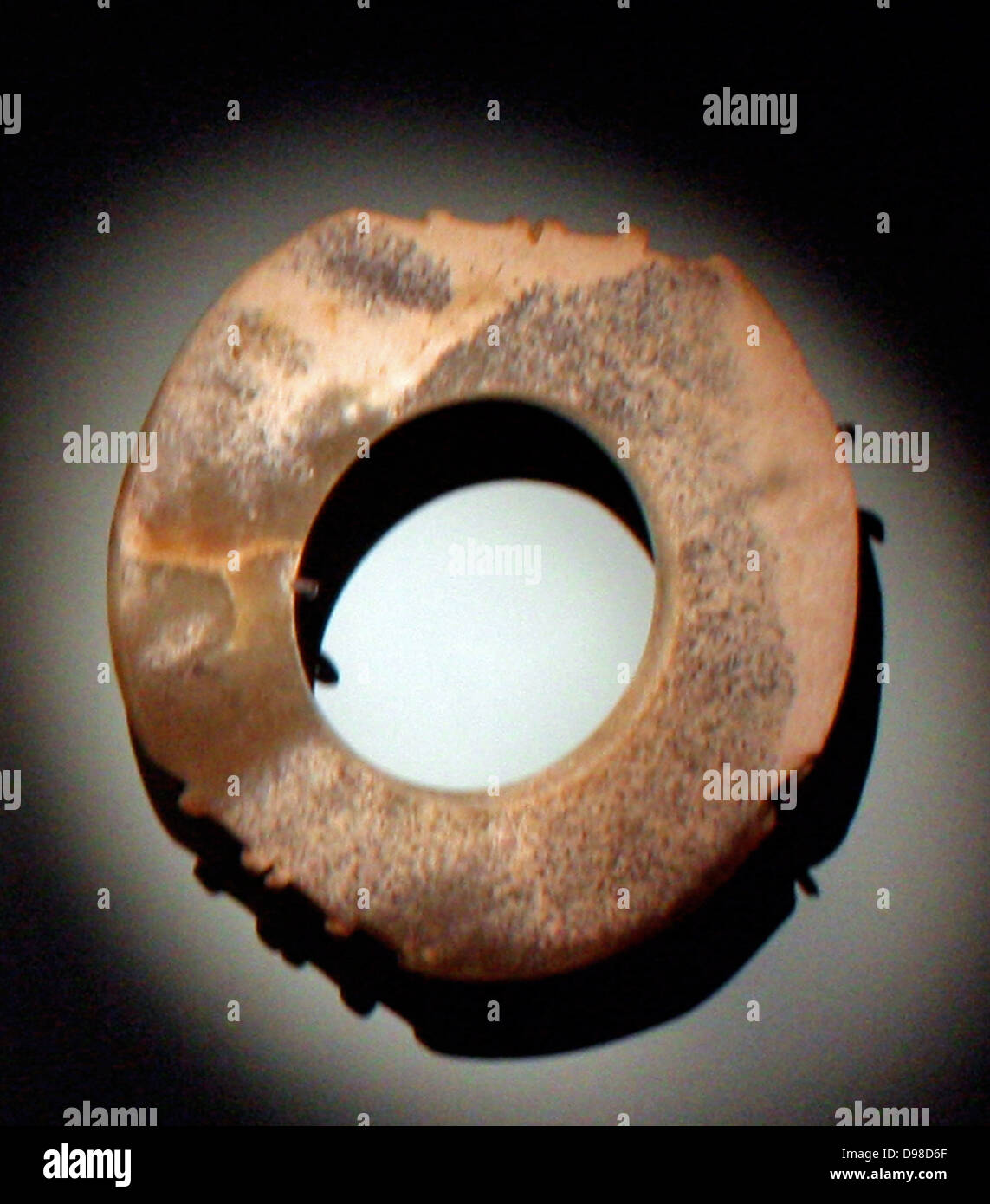 Ring mit gekerbten Seiten, Xuaniji, späten Neolithikum über 2000-500 V.Chr. Stockfoto