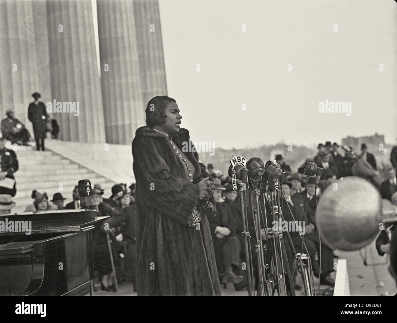 Marian Anderson (1897-1993) afroamerikanischen Altistin singen an der Lincoln Memorial, Washington, Ostersonntag, 1939. Stockfoto