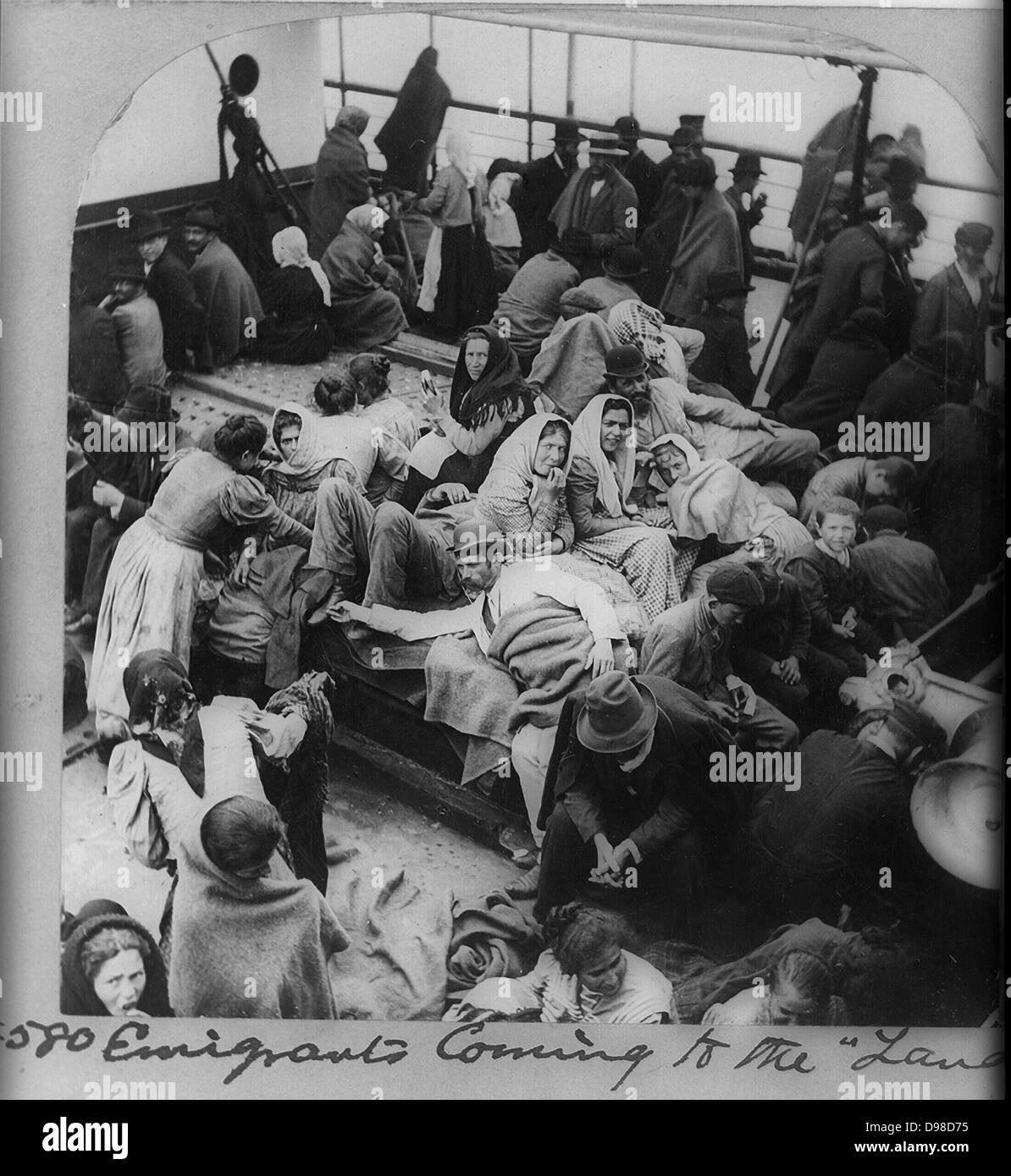 Einwanderer, Problably Russisch oder Polnisch, an Bord eines Bootes Annäherung an New York, USA. Foto-1900. Stockfoto