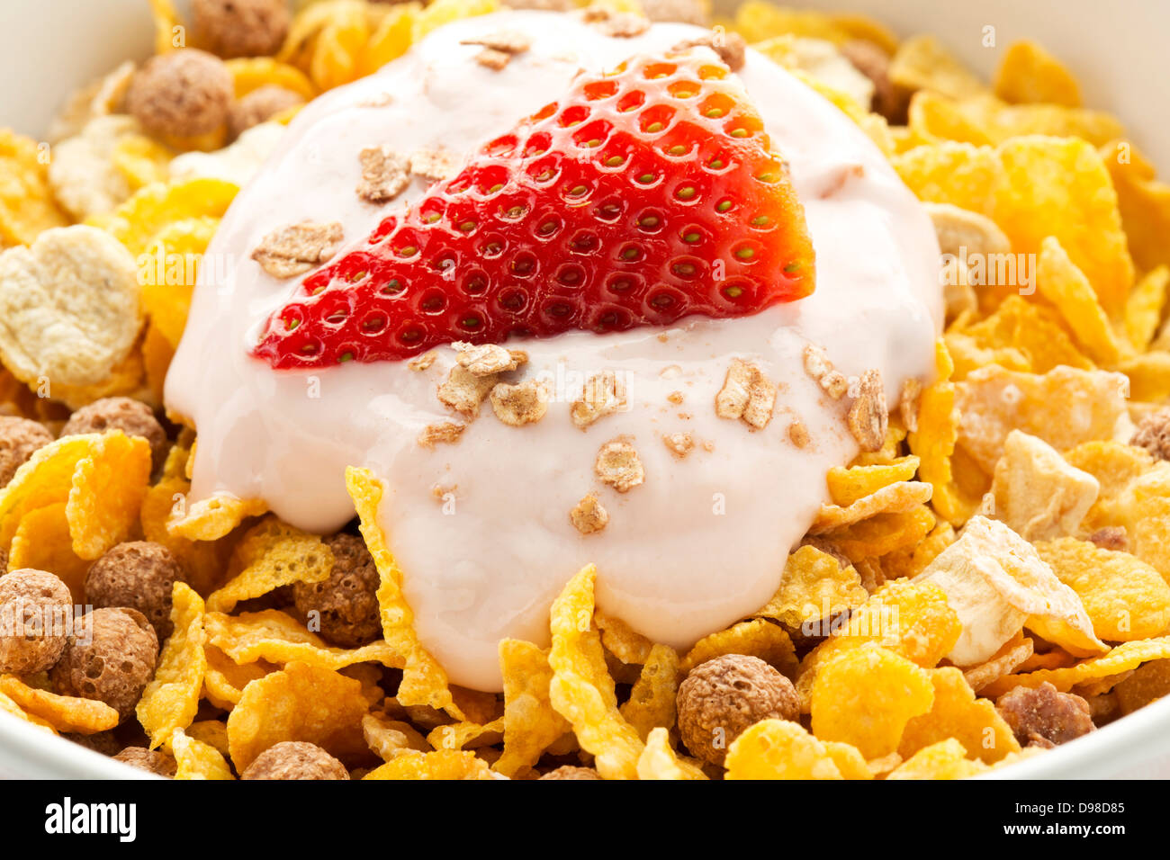 Frühstück Schüssel Müsli mit Joghurt und Erdbeeren Stockfoto