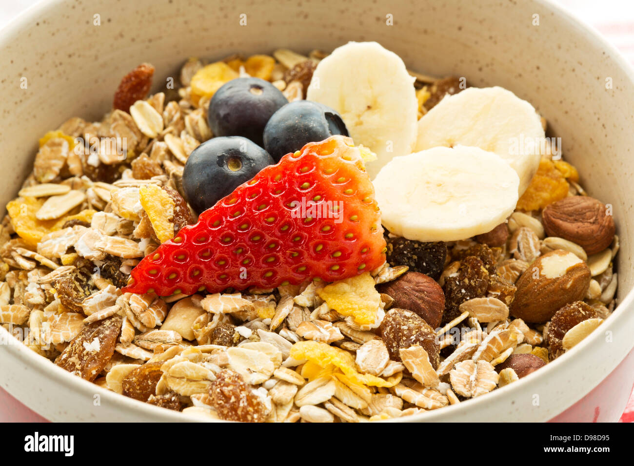 Frühstück Schüssel Müsli mit Banane, Blaubeere und Erdbeere Stockfoto