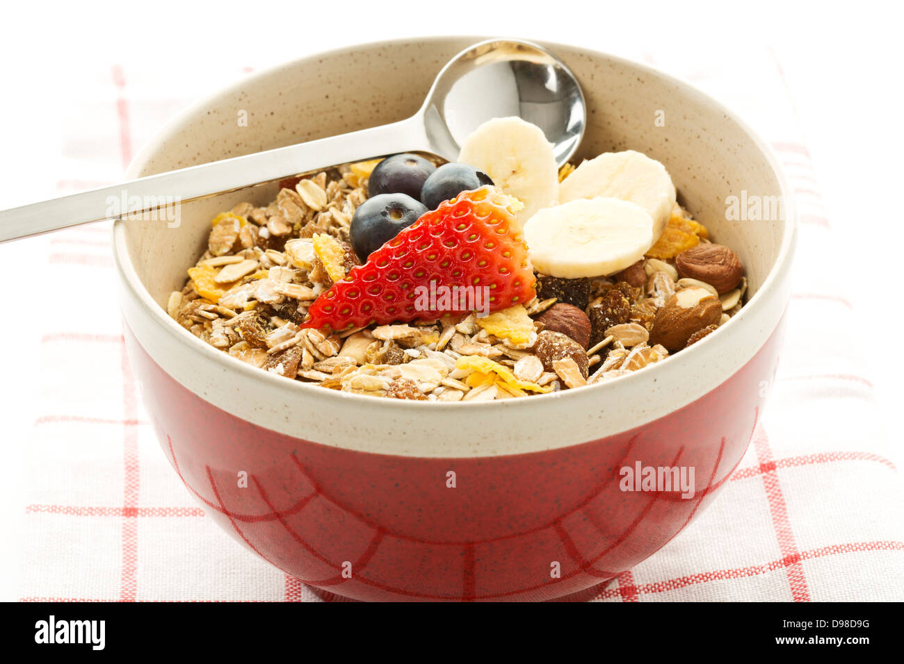Frühstück Schüssel Müsli mit Banane, Blaubeere und Erdbeere Stockfoto