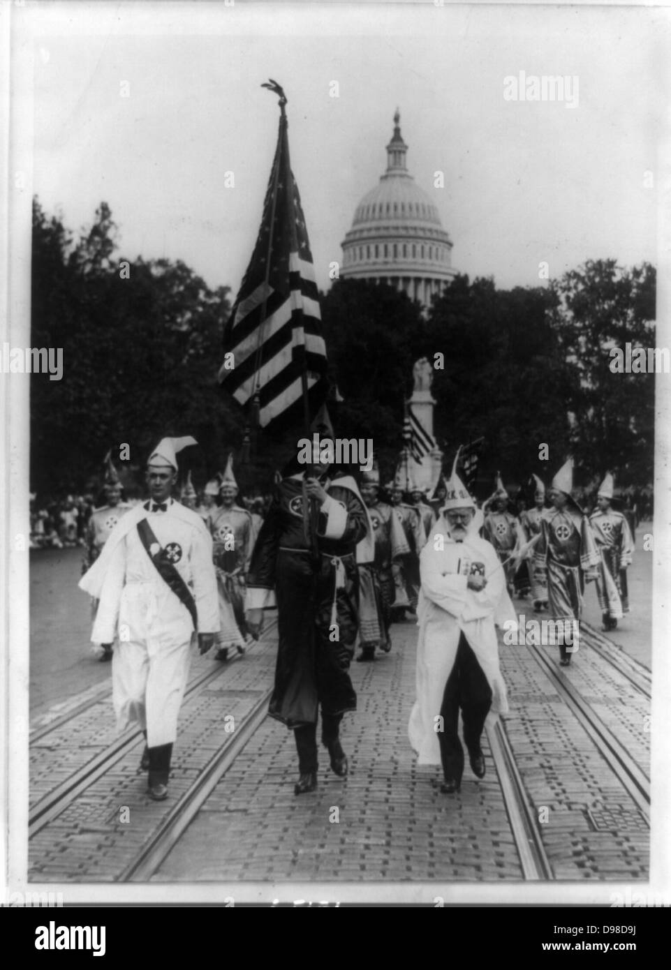 Parade der Ku Klux Klan, Insignien und Durchführung der Sterne und Streifen, durch Grafschaften von Virginia auf den Bezirk von Kolumbien, Amerika, 1926, grenzt. Stockfoto