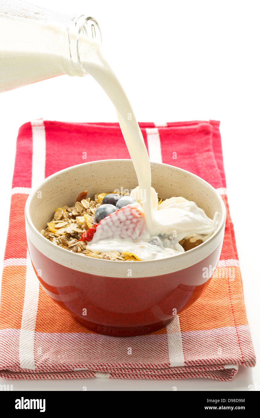 Frühstück Schüssel Müsli mit Heidelbeeren, Erdbeeren, Milch und Joghurt Stockfoto