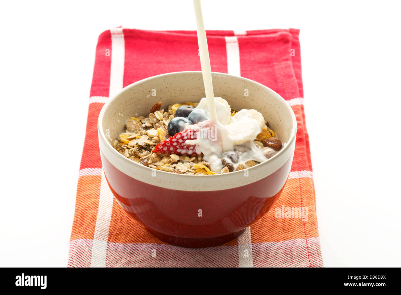 Frühstück Schüssel Müsli mit Heidelbeeren, Erdbeeren, Milch und Joghurt Stockfoto