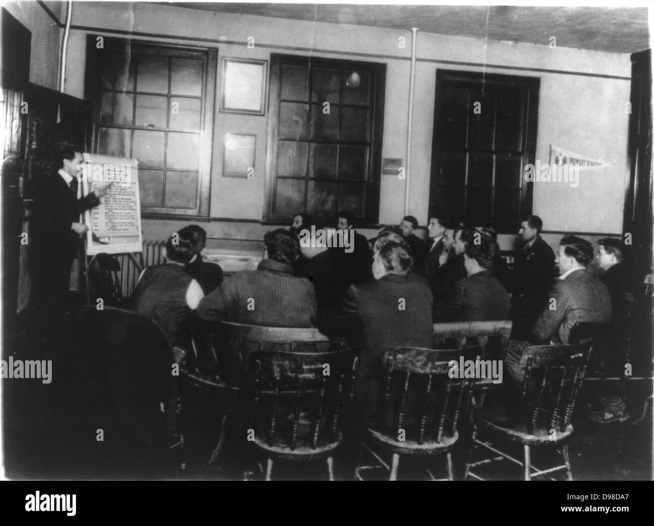 Abteilung Arbeit Ausbildung Service: italienische Einwanderer, die Unterricht in Englisch und Staatsbürgerschaft, YMCA, Newark, NJ, USA. Foto c 1920 - c 1930. Stockfoto