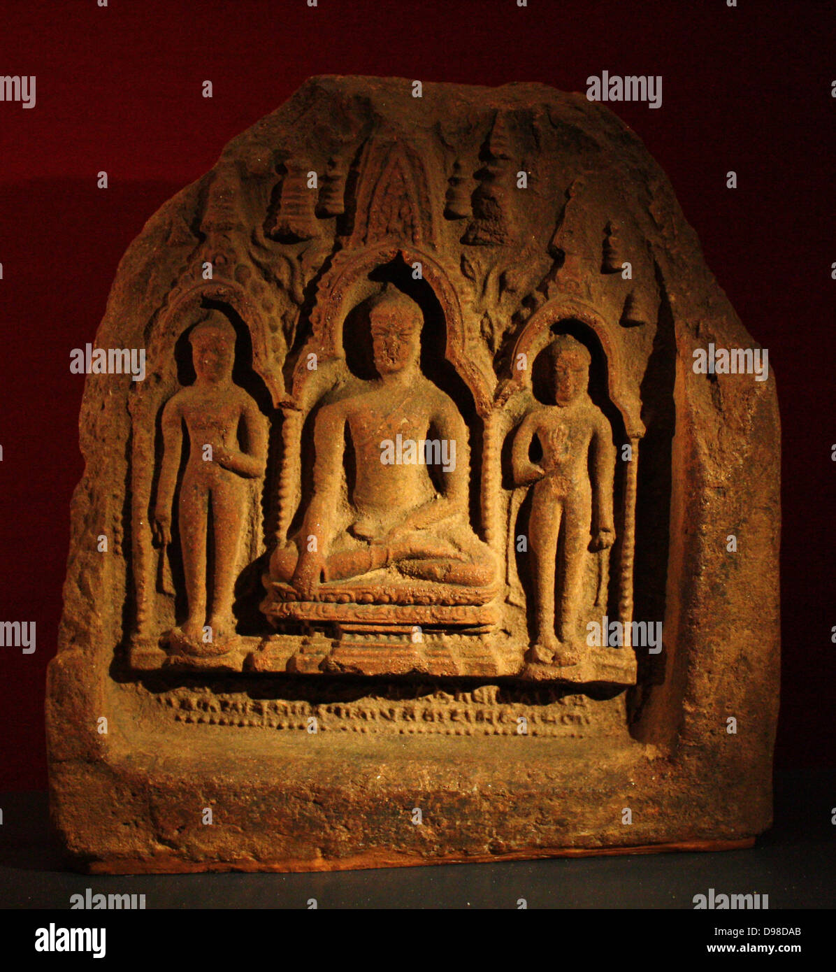 Der Buddha, Terrakotta Plakette, Bodhgaya, 1000-1100. Der Buddha, Buddha, flankiert vom Attendant, macht die Erde berühren Geste. Stockfoto