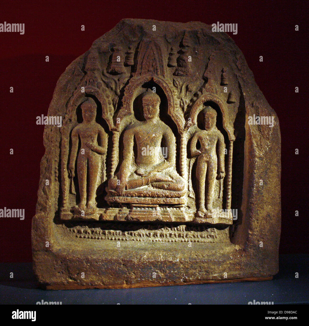 Der Buddha, Terrakotta Plakette, Bodhgaya, 1000-1100. Der Buddha, Buddha, flankiert vom Attendant, macht die Erde berühren Geste. Stockfoto
