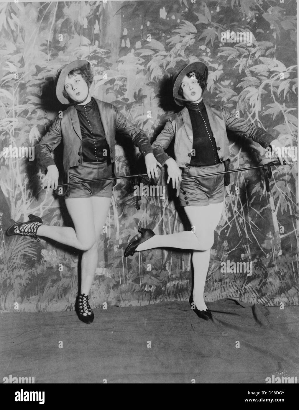 Miss Blanche Lehman und Miss Tereta Sheaffer in einer Tanz-Reihe in die zweite Wasser-"Uncle Sams Follies', 1920er Jahre. Stockfoto