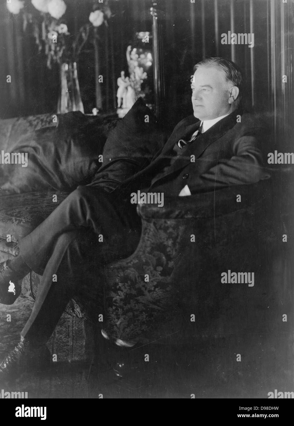 Präsident Herbert Hoover (1874-1964), 31. Präsident der Vereinigten Staaten von Amerika (1921-1933). Full-length Portrait von Hoover sitzt auf einem Sofa, c 1930. Stockfoto