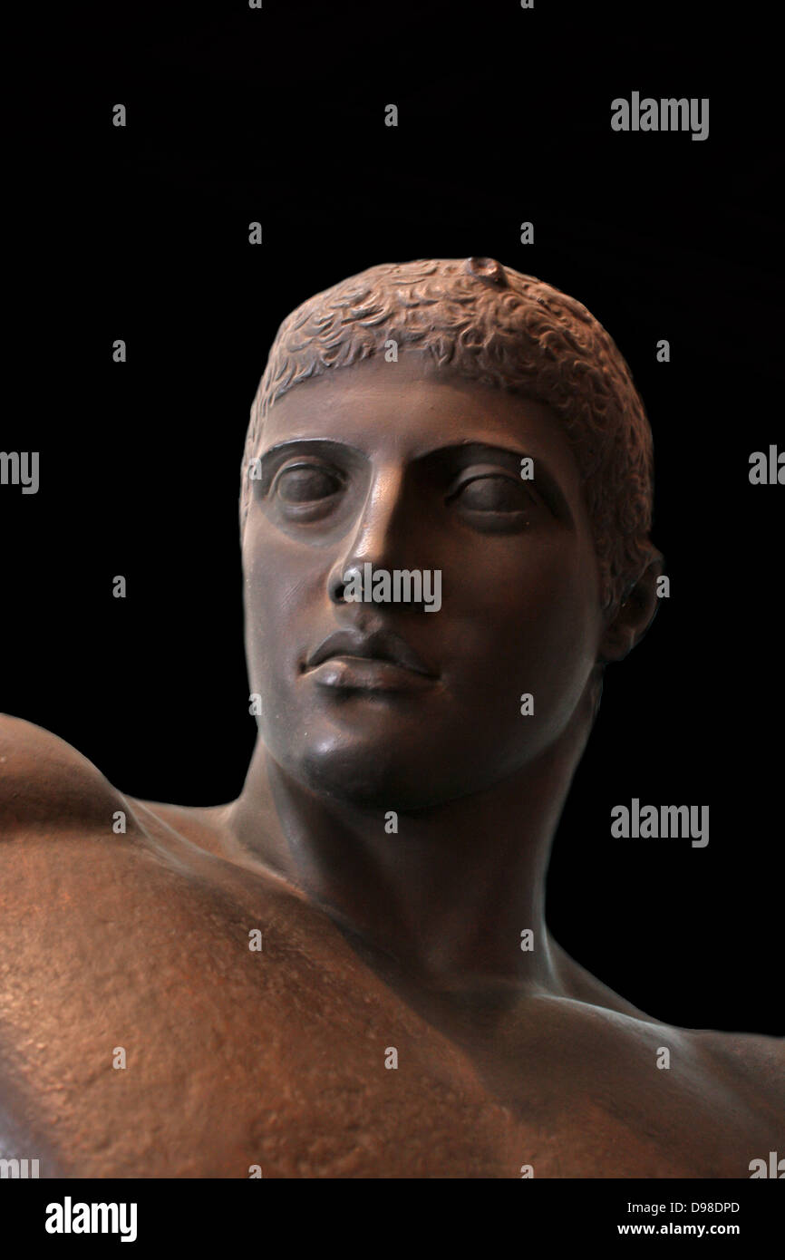 Diskobolos (Discus-Werfer) von Myron. Ein Athlet ist in einer straffen, memontary darstellen, über das Diskuswerfen - einer von fünf Veranstaltungen der Pentathlete aufgewickelt. Die Besetzung vereint eine kopflose Statue aus die Hadriansvilla bei Tivoli und der Kopf einer Statue in Rom gefunden. Eng von einer verlorenen bronze Victor statue Kopiert von der athenischen Bildhauer Myron, aktiven c 460-440 BC. Stockfoto