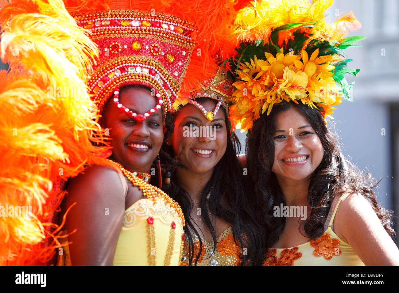 Bunte Tänzerinnen im Karneval parade im Mission District in San Francisco, Kalifornien, USA Stockfoto