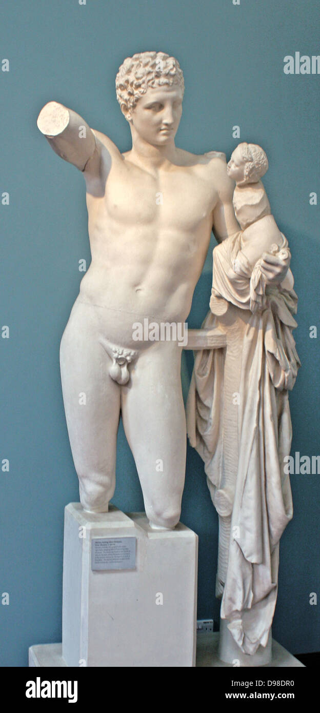 Hermes Holding Baby Dionysos, c 340 v. Chr.. Hermes wahrscheinlich gehalten Trauben in seiner erhobenen Hand, Sie vor dem Baby Dionysos dangling. Die Statue wurde im Tempel der Hera von Olympia, wo Pausanias im zweiten Jahrhundert nach Christus sah gefunden. Er sagt, es ist eine Arbeit von Praxiteles, der berühmte athenische Bildhauer des vierten Jahrhundert v. Chr.. Stockfoto