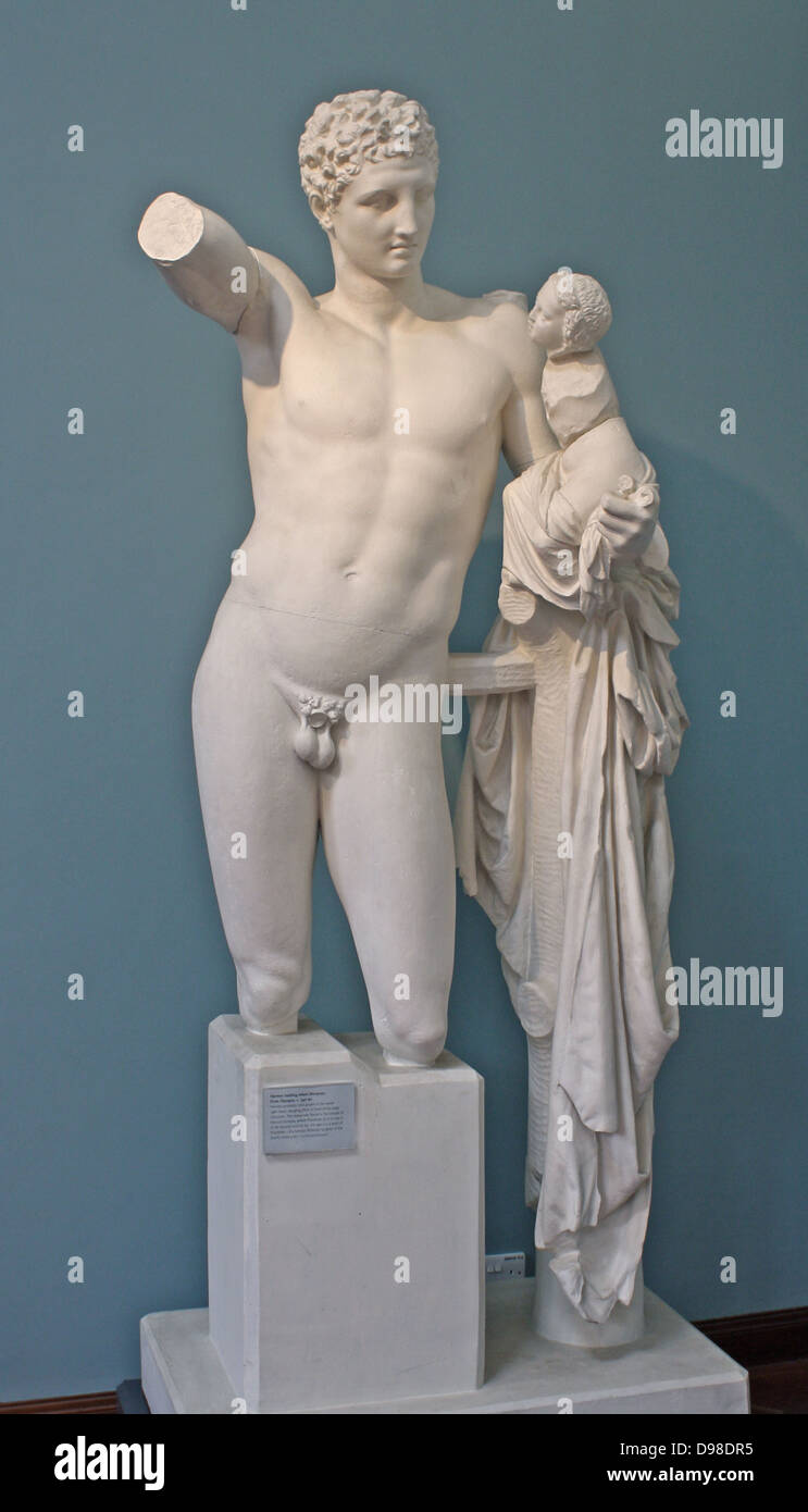 Hermes Holding Baby Dionysos, c 340 v. Chr.. Hermes wahrscheinlich gehalten Trauben in seiner erhobenen Hand, Sie vor dem Baby Dionysos dangling. Die Statue wurde im Tempel der Hera von Olympia, wo Pausanias im zweiten Jahrhundert nach Christus sah gefunden. Er sagt, es ist eine Arbeit von Praxiteles, der berühmte athenische Bildhauer des vierten Jahrhundert v. Chr.. Stockfoto